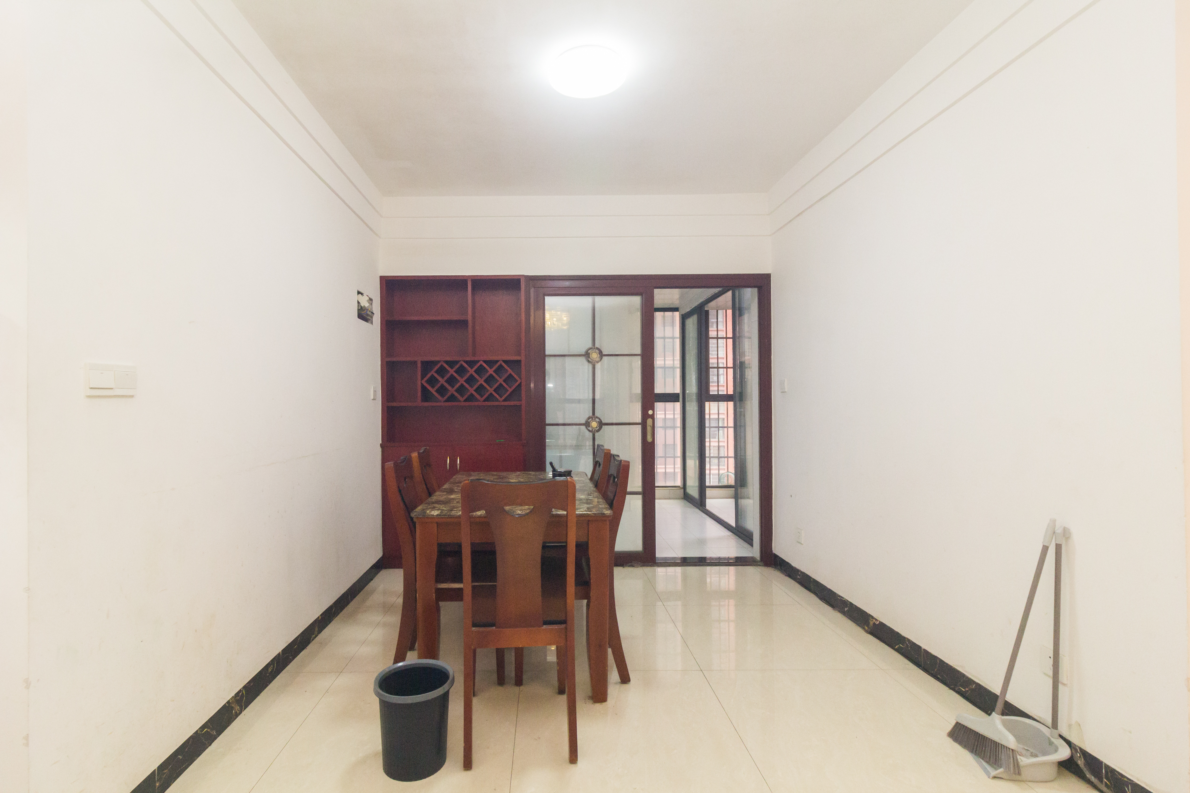 海德公园  4室2厅2卫    86.8万客厅