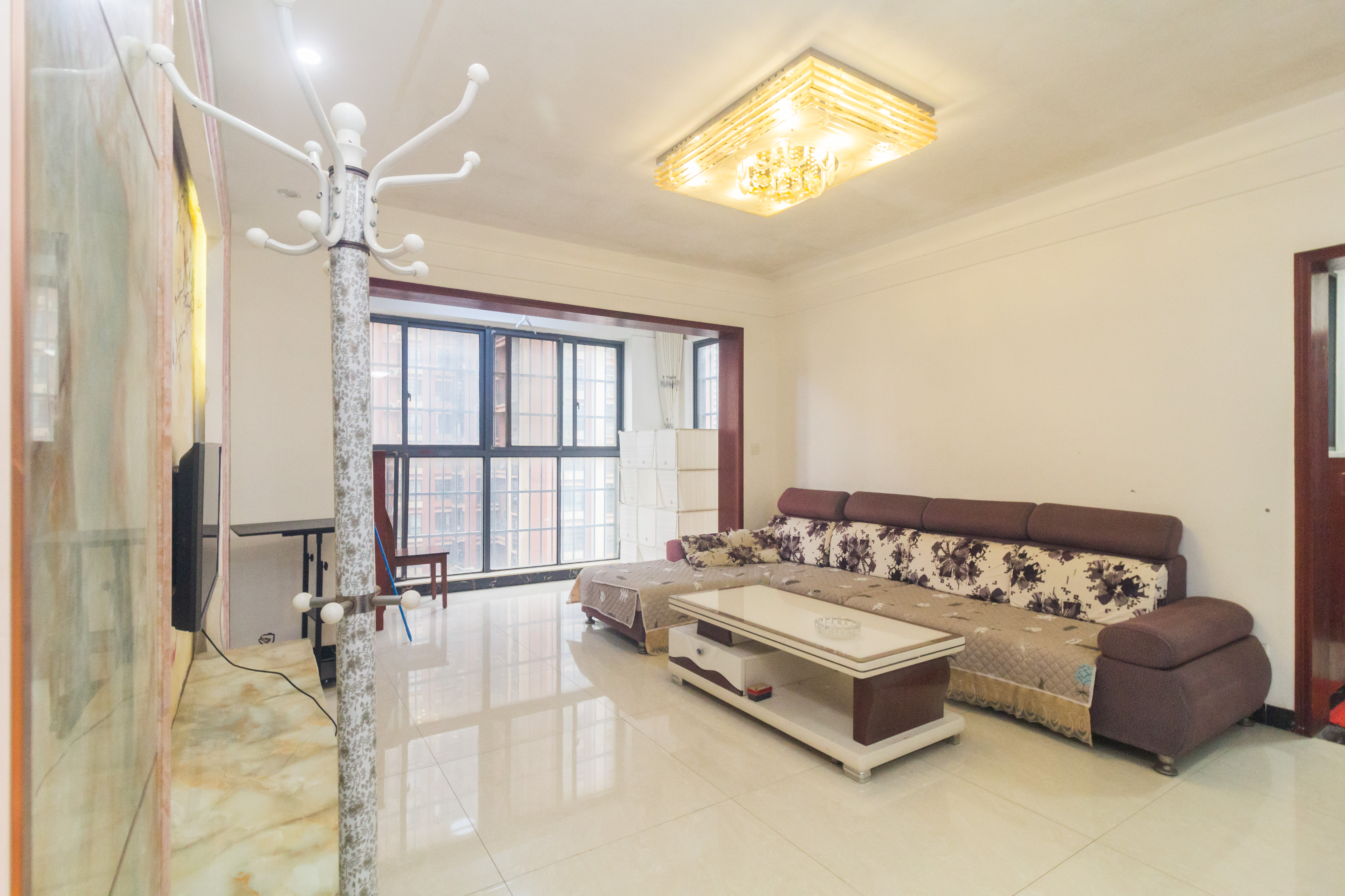 海德公园  4室2厅2卫    86.8万客厅