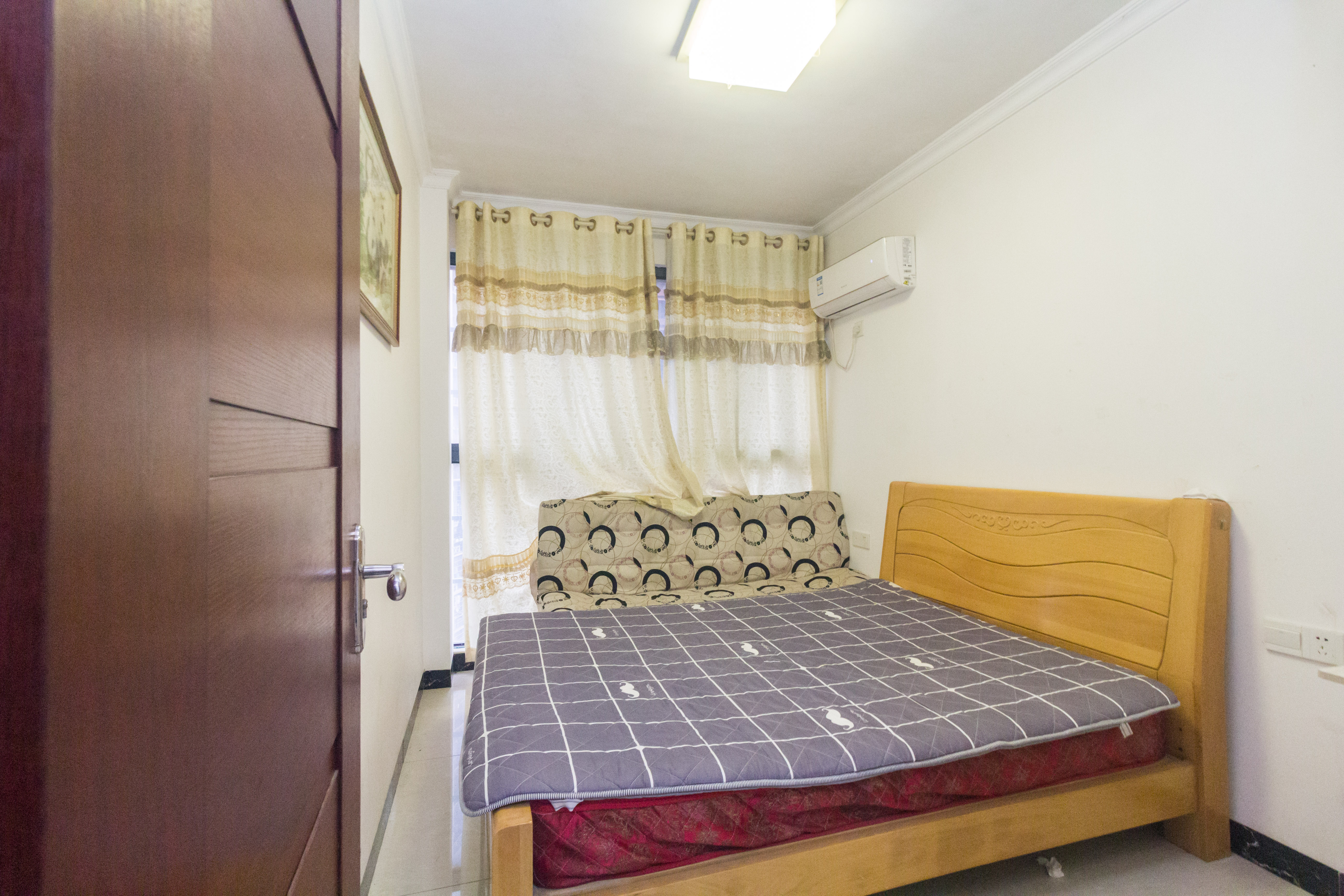 海德公园  4室2厅2卫    86.8万卧室