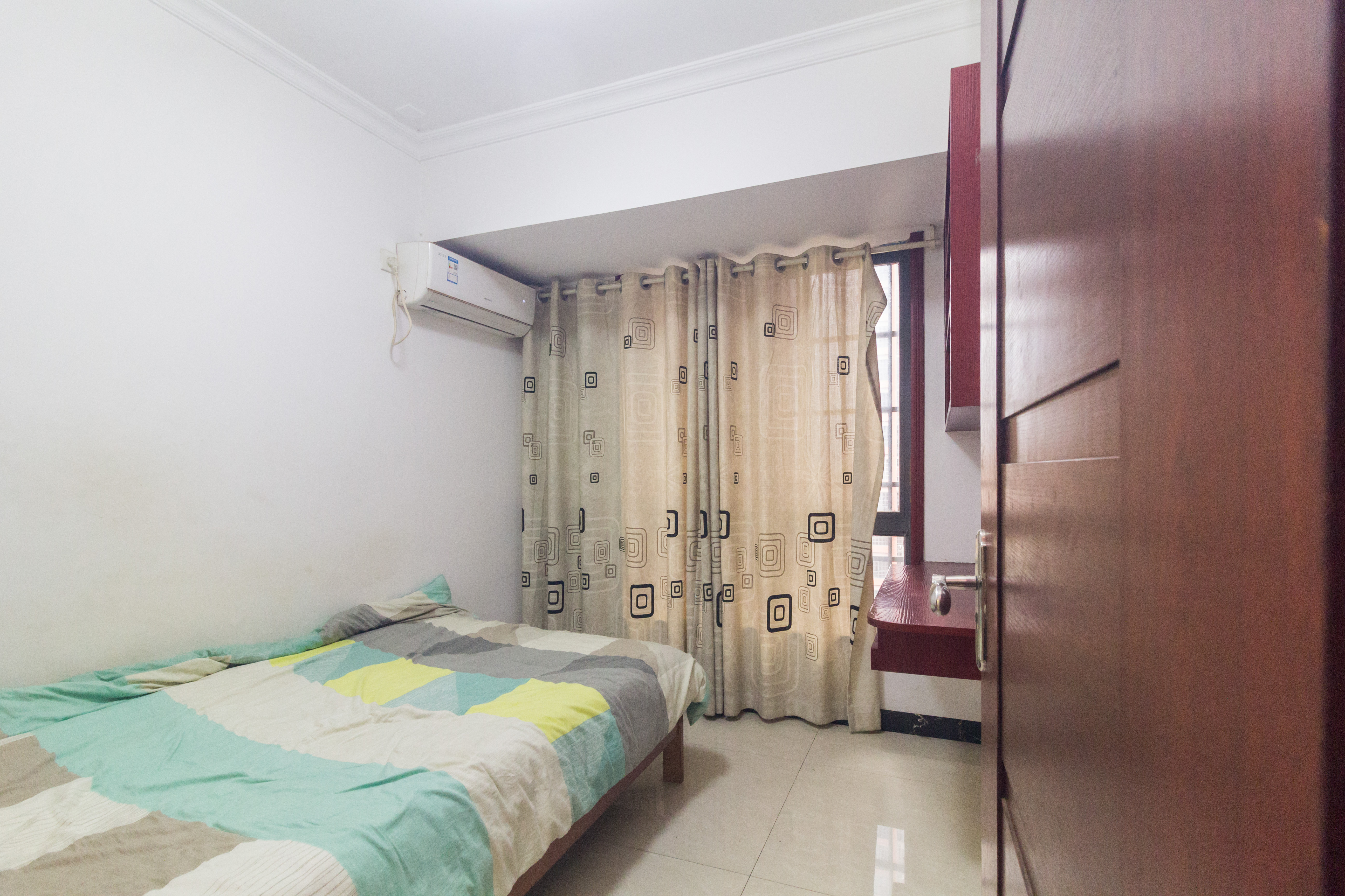 海德公园  4室2厅2卫    86.8万卧室