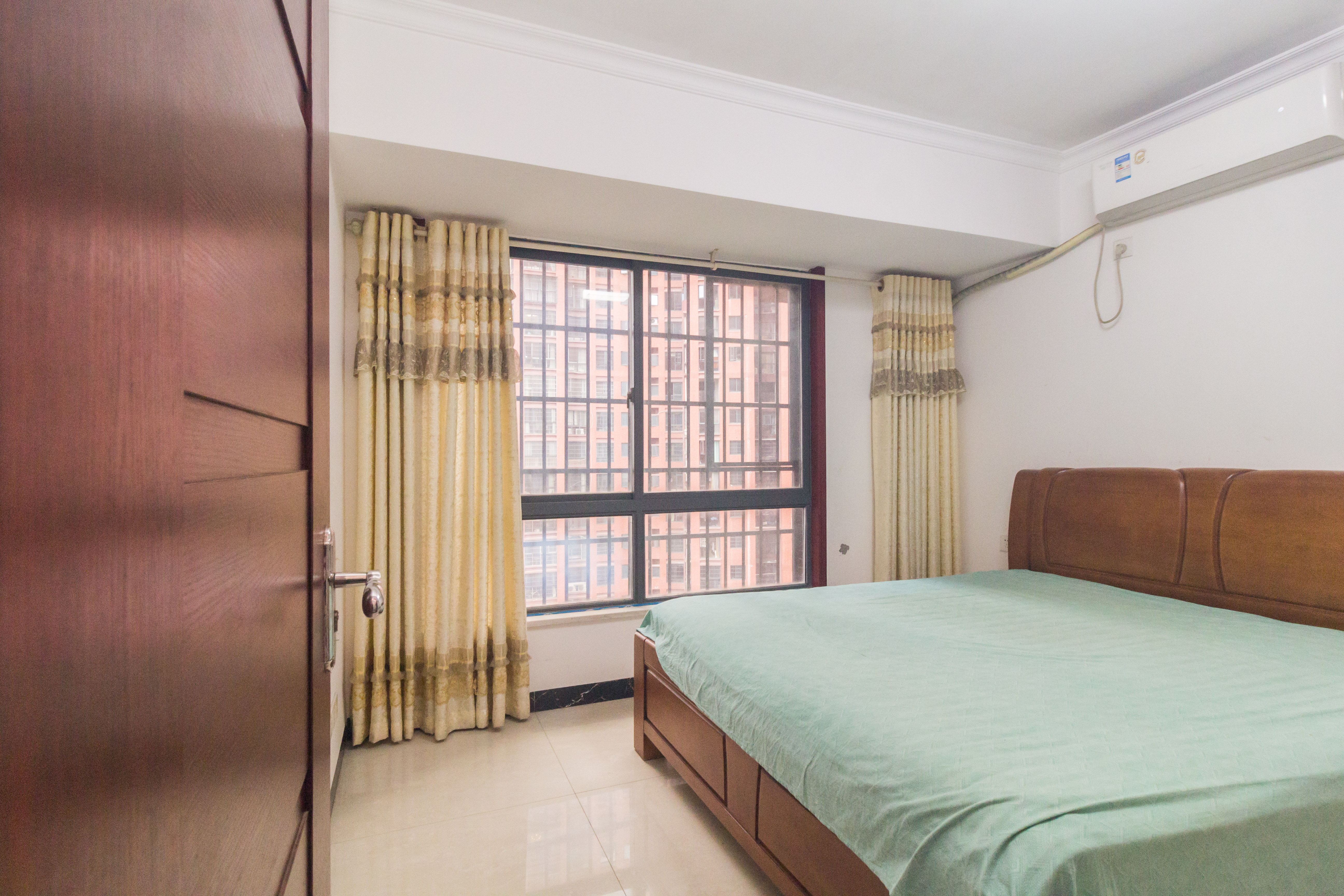 海德公园  4室2厅2卫    86.8万卧室