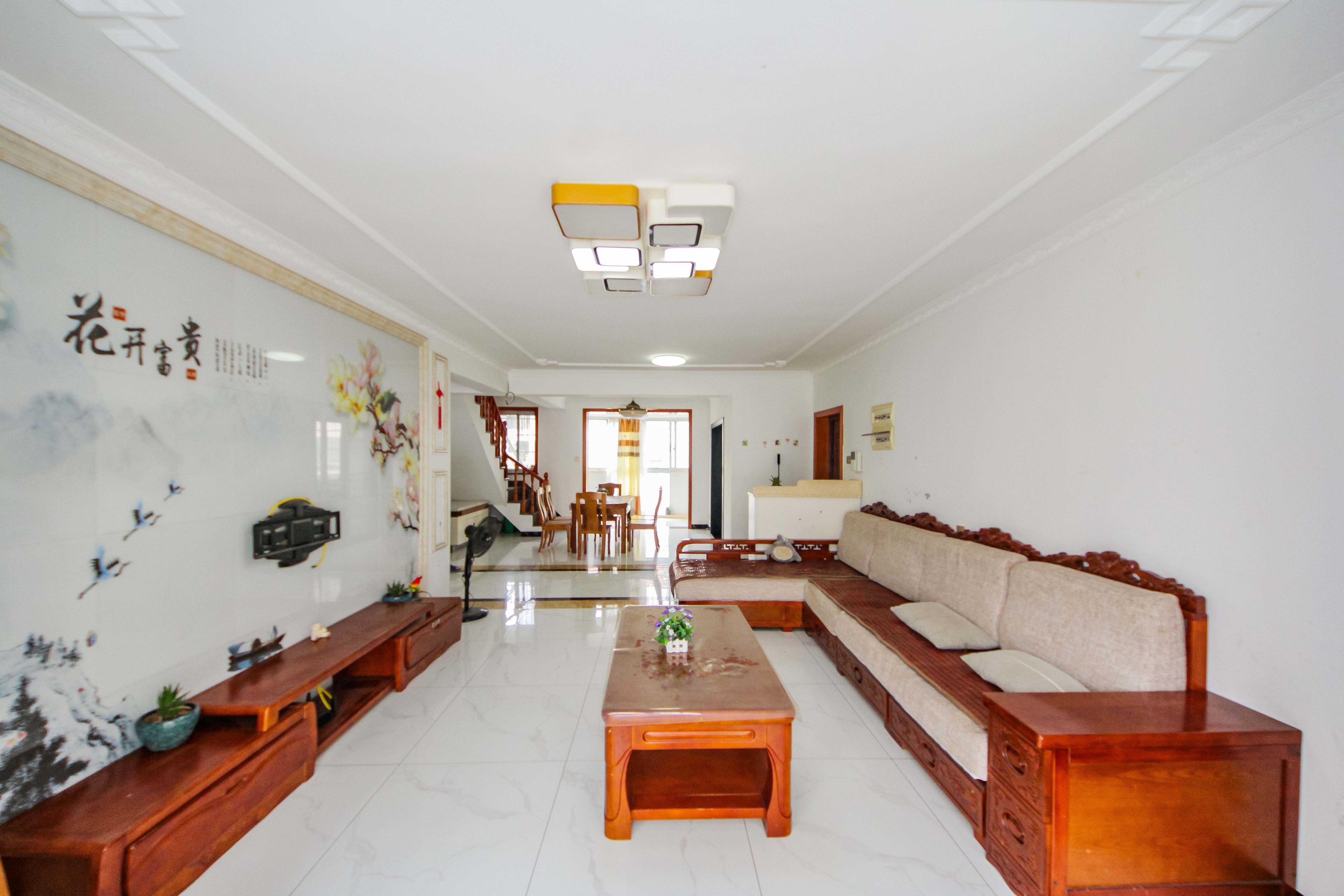 枫华府第  5室2厅2卫    122.8万客厅