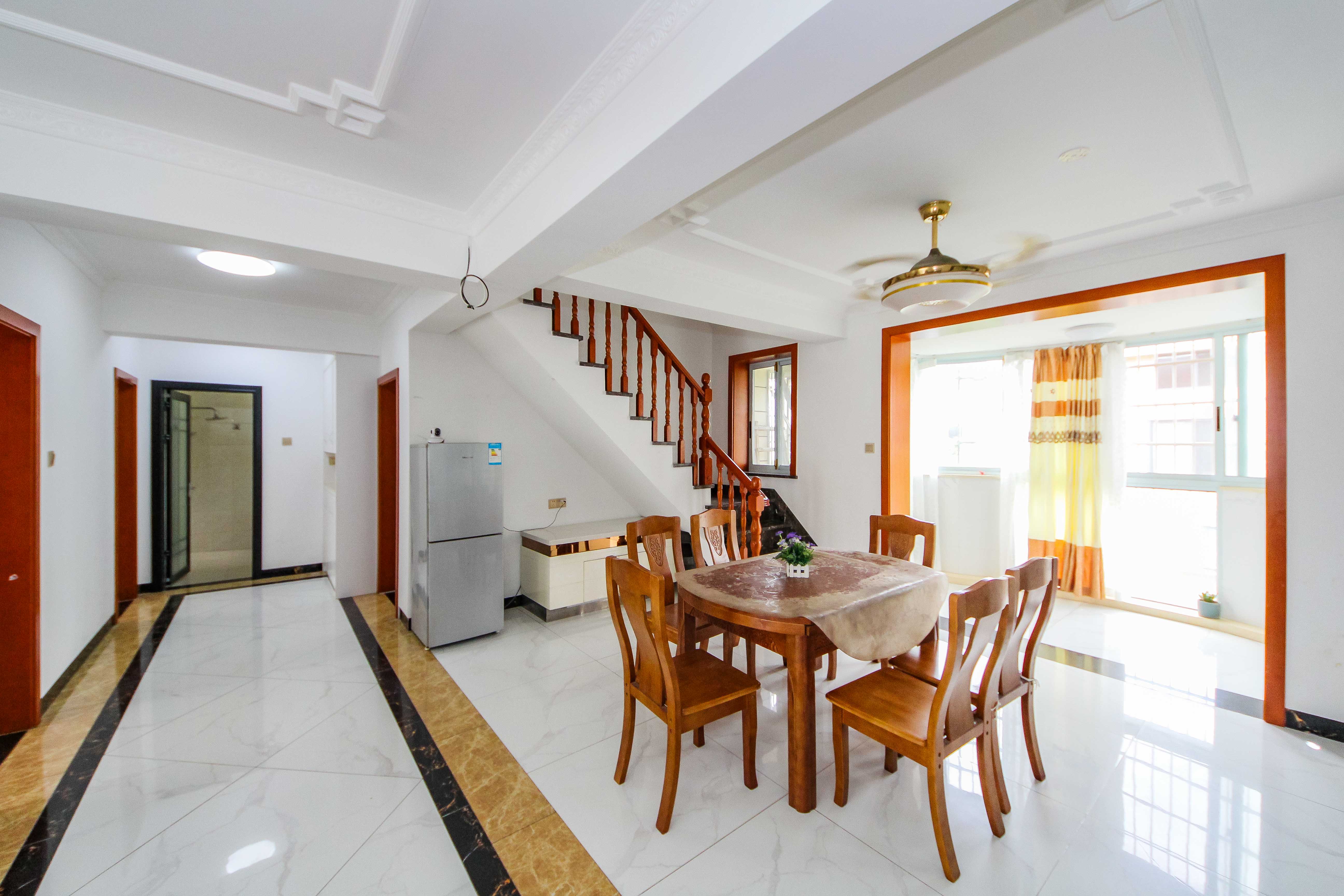 枫华府第  5室2厅2卫    122.8万客厅