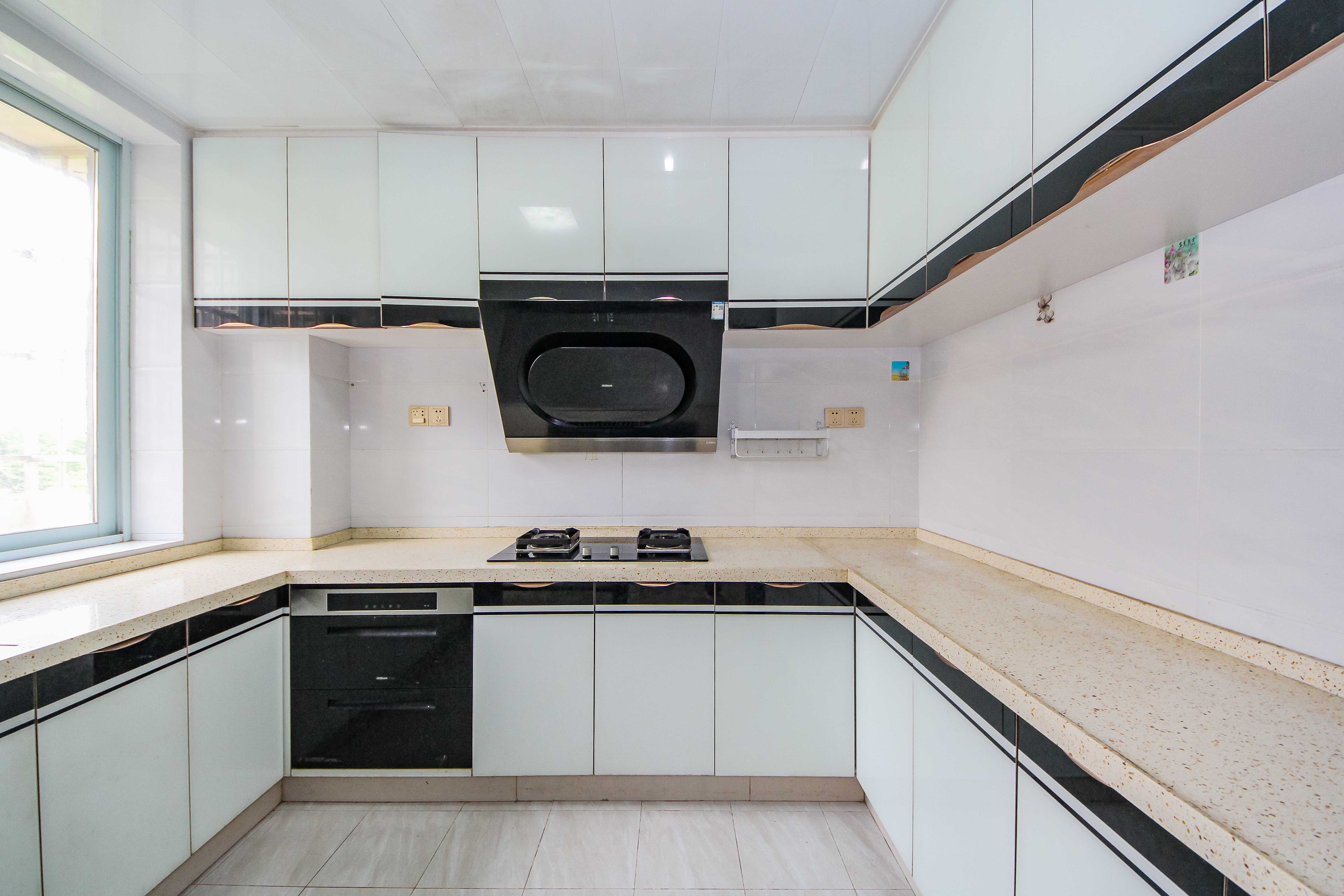 枫华府第  5室2厅2卫    122.8万厨房