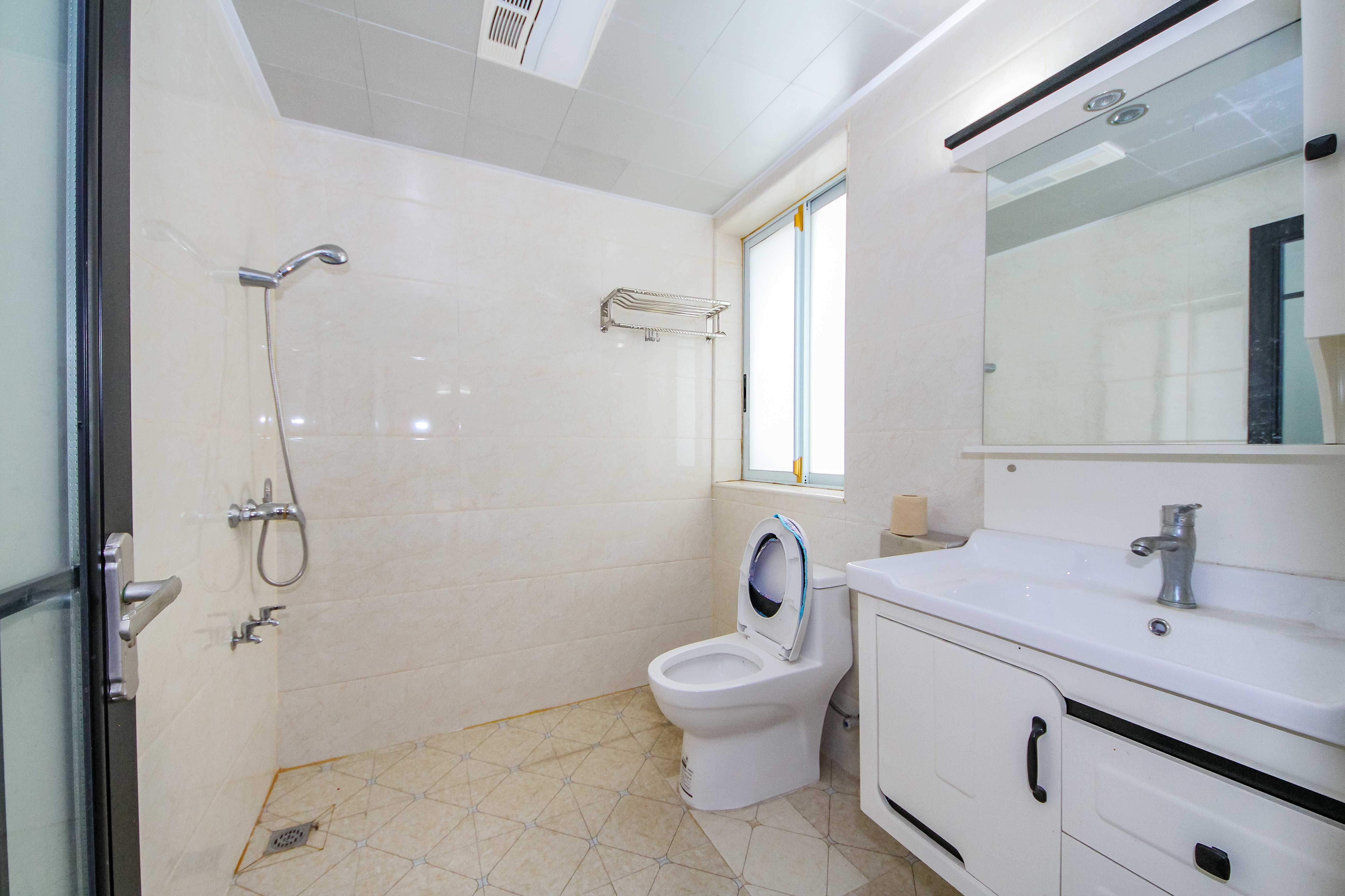 枫华府第  5室2厅2卫    122.8万卫生间