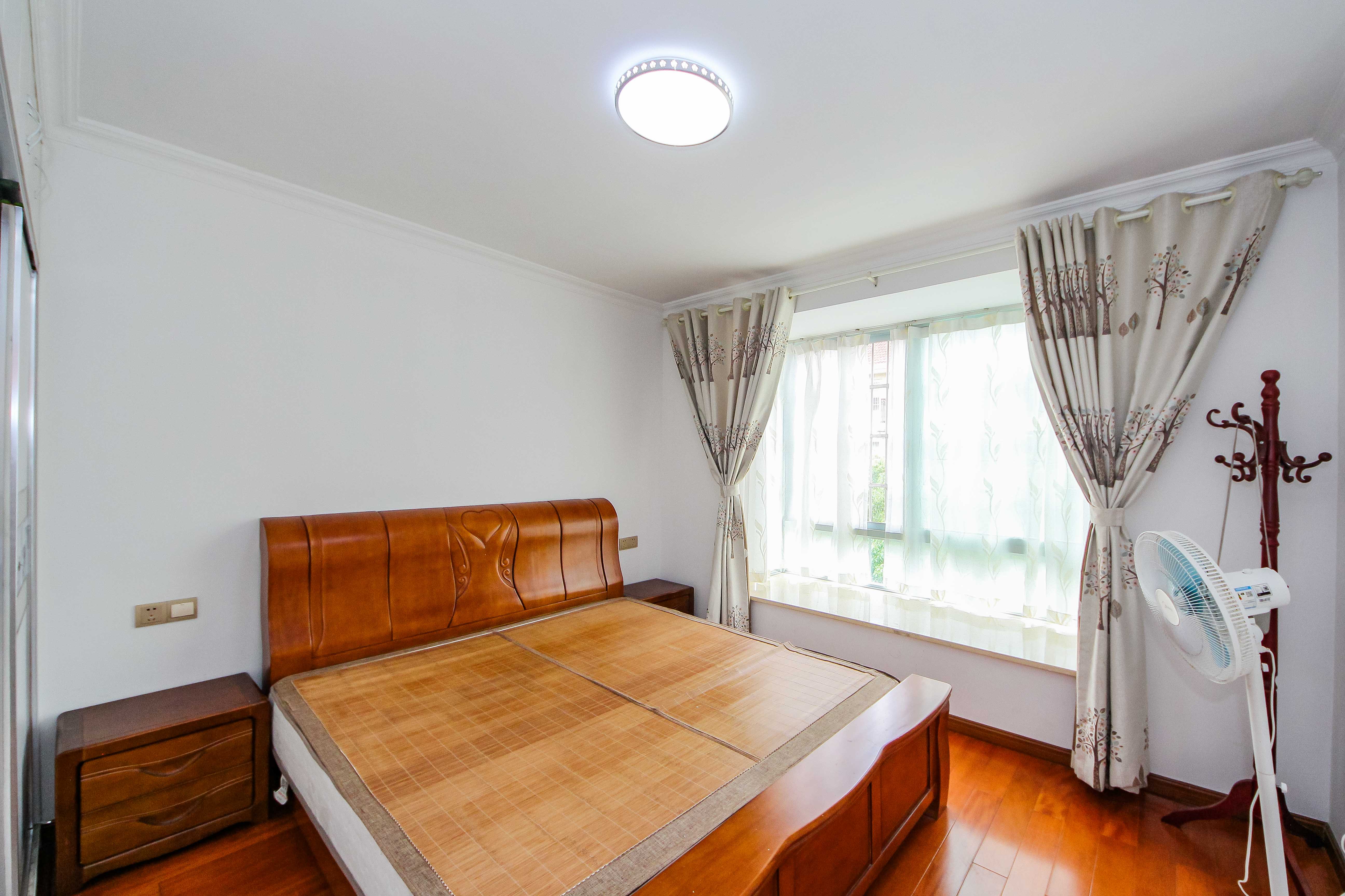 枫华府第  5室2厅2卫    122.8万卧室