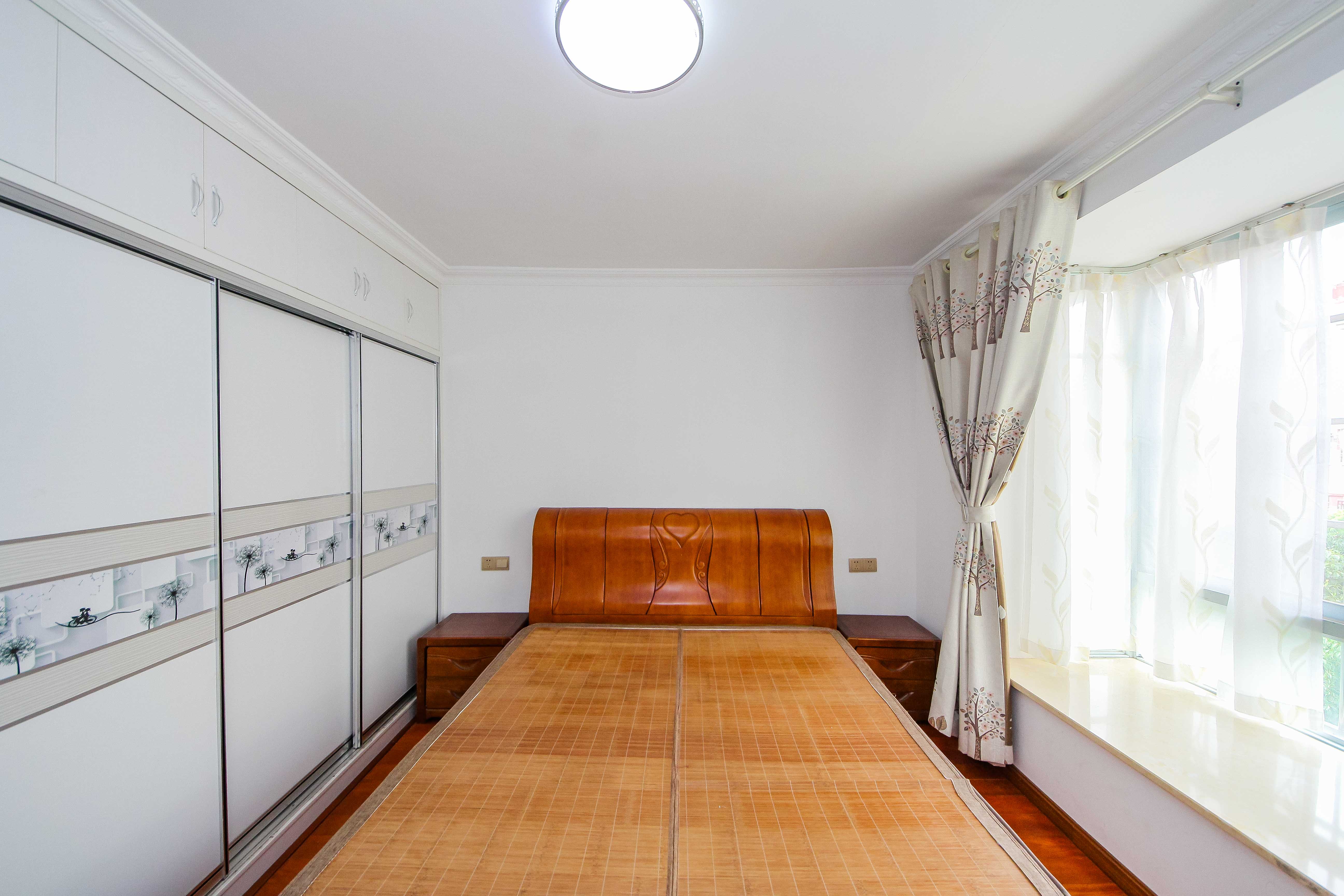 枫华府第  5室2厅2卫    122.8万卧室