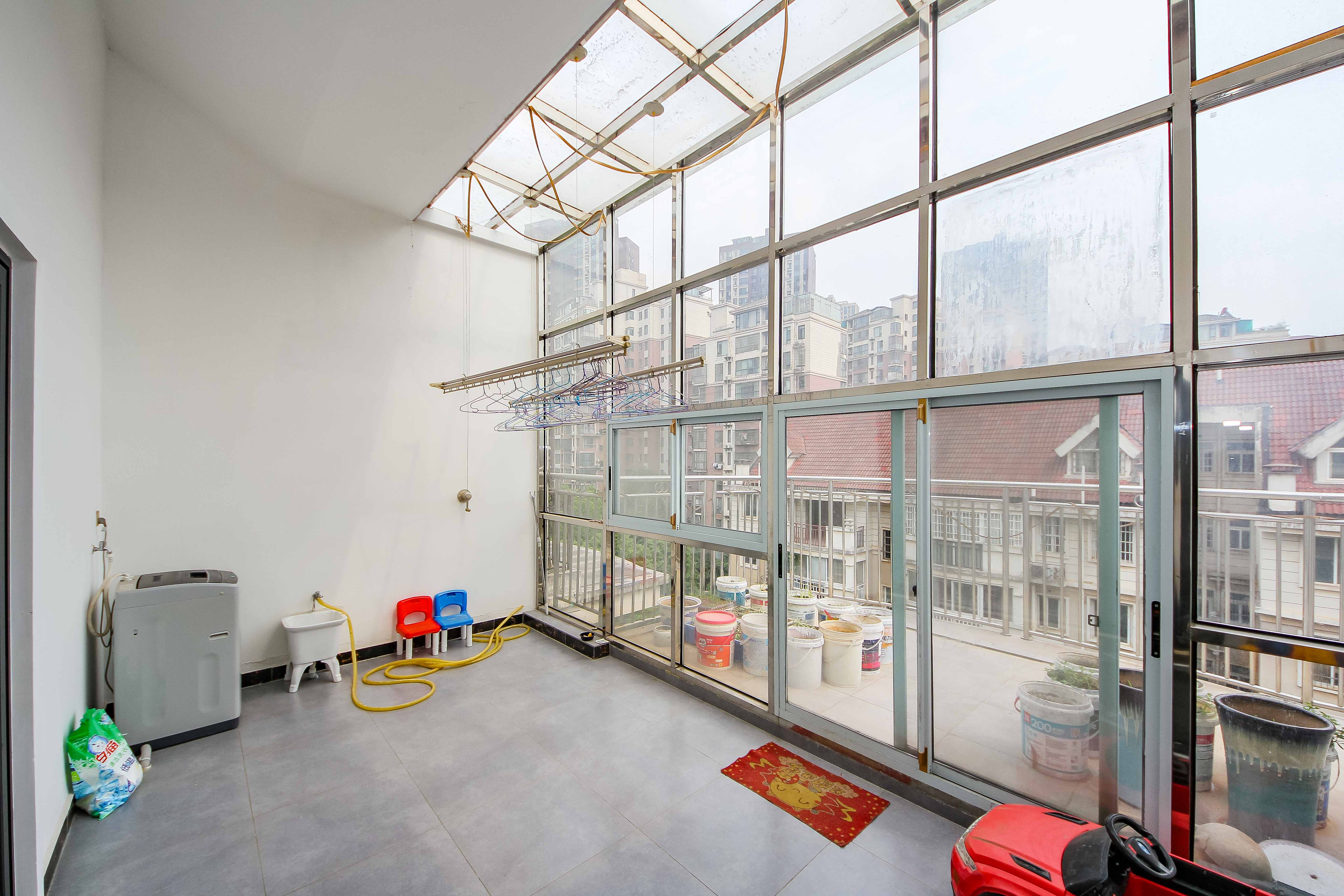 枫华府第  5室2厅2卫    122.8万阳台