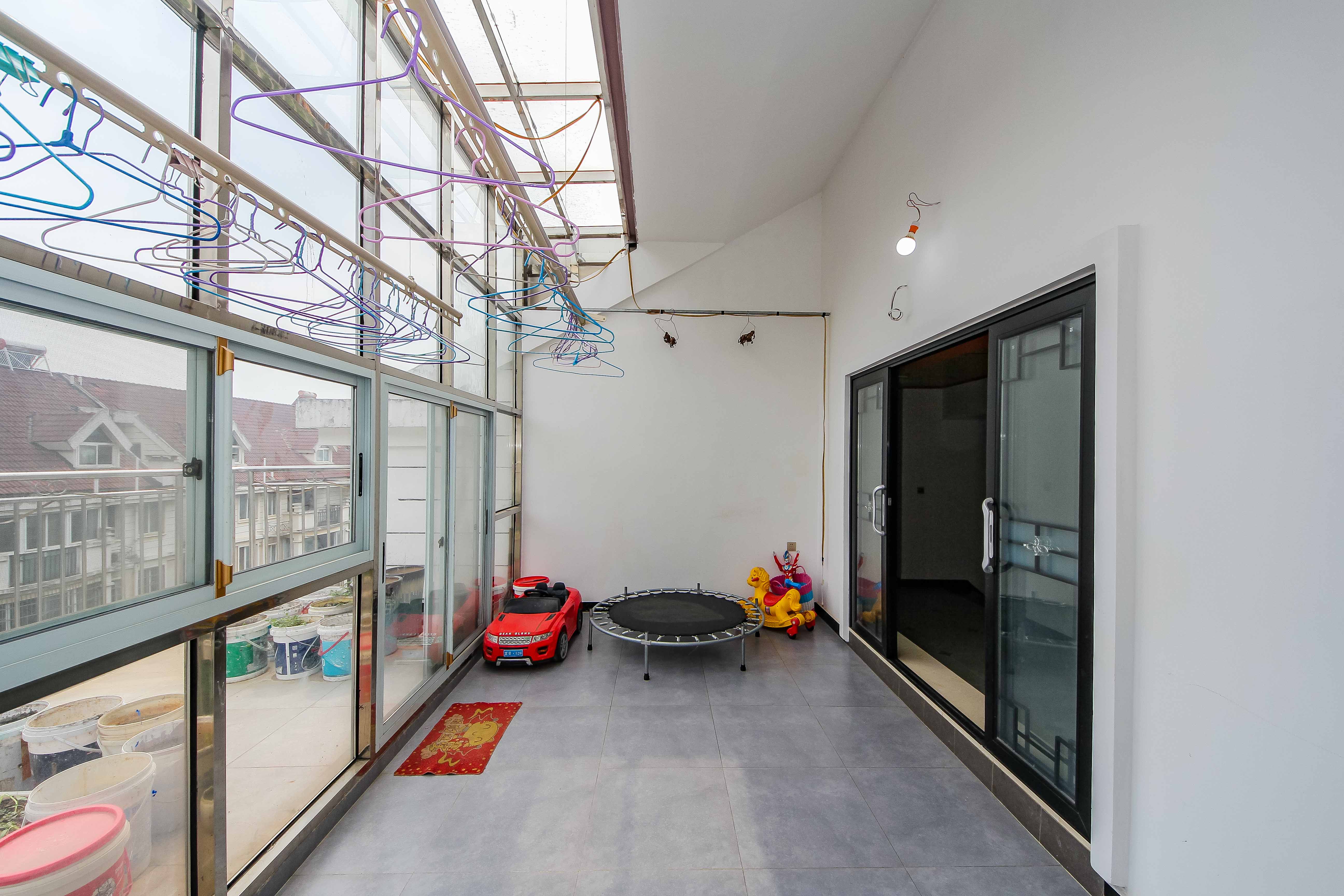 枫华府第  5室2厅2卫    122.8万阳台