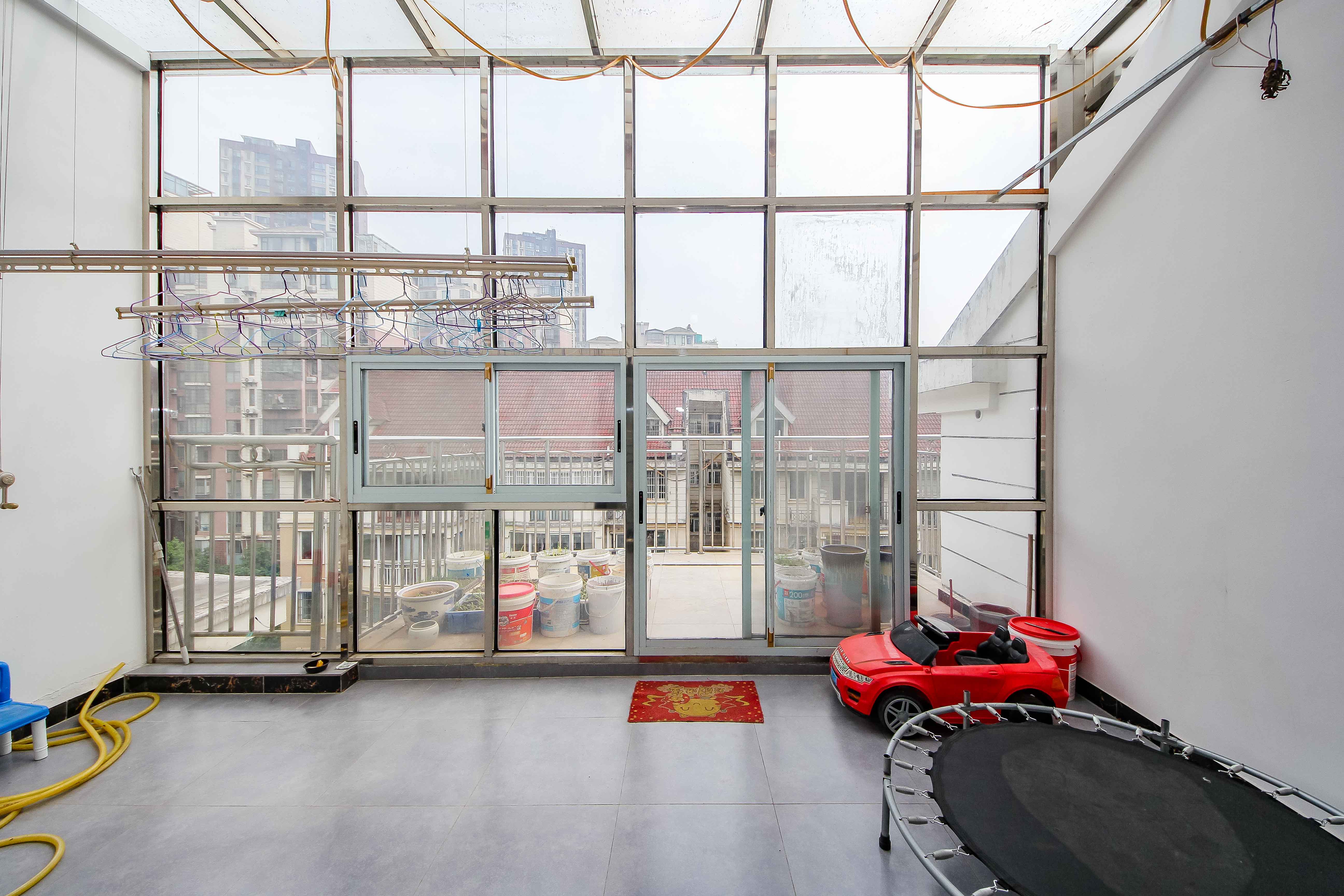 枫华府第  5室2厅2卫    122.8万阳台