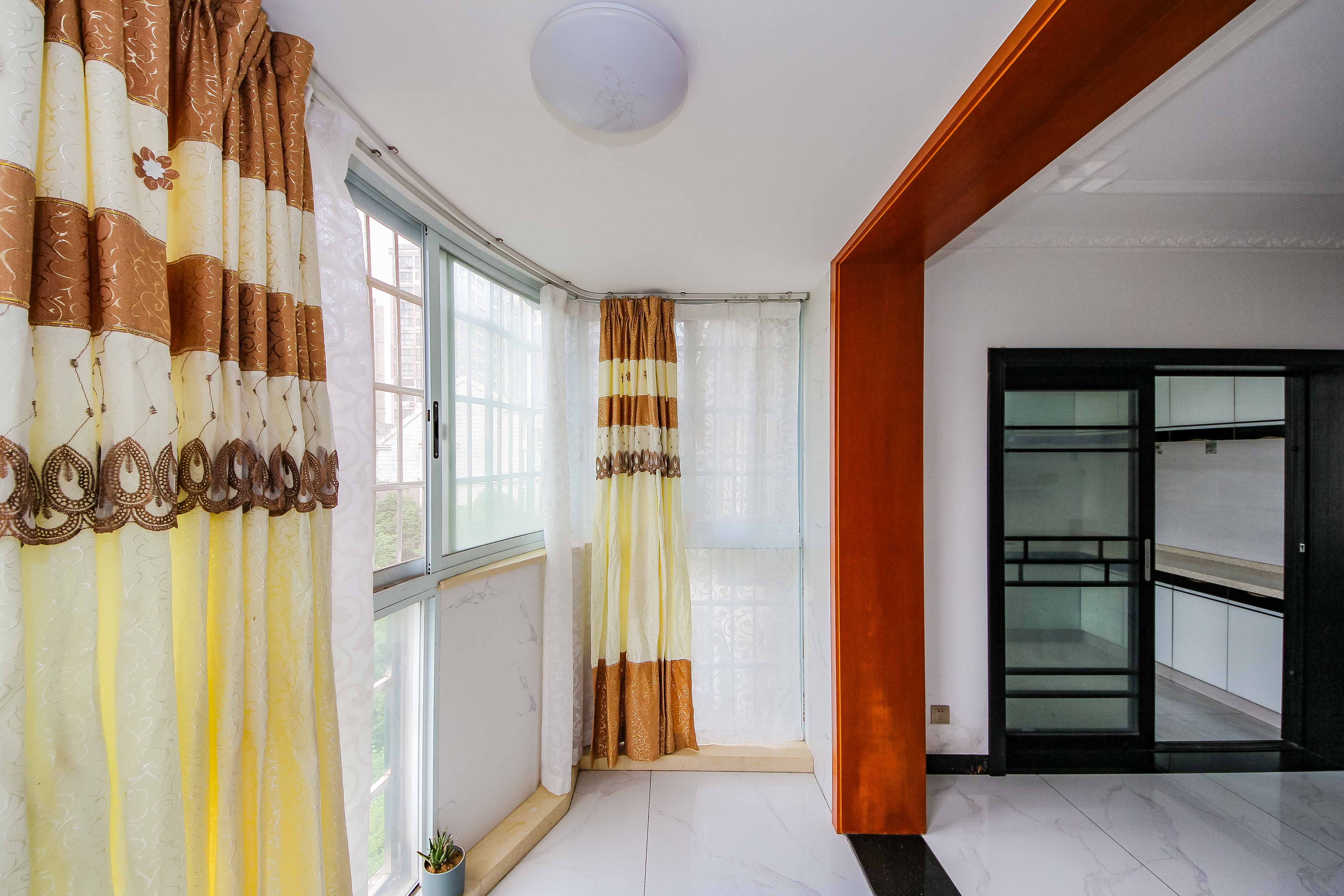 枫华府第  5室2厅2卫    122.8万阳台D