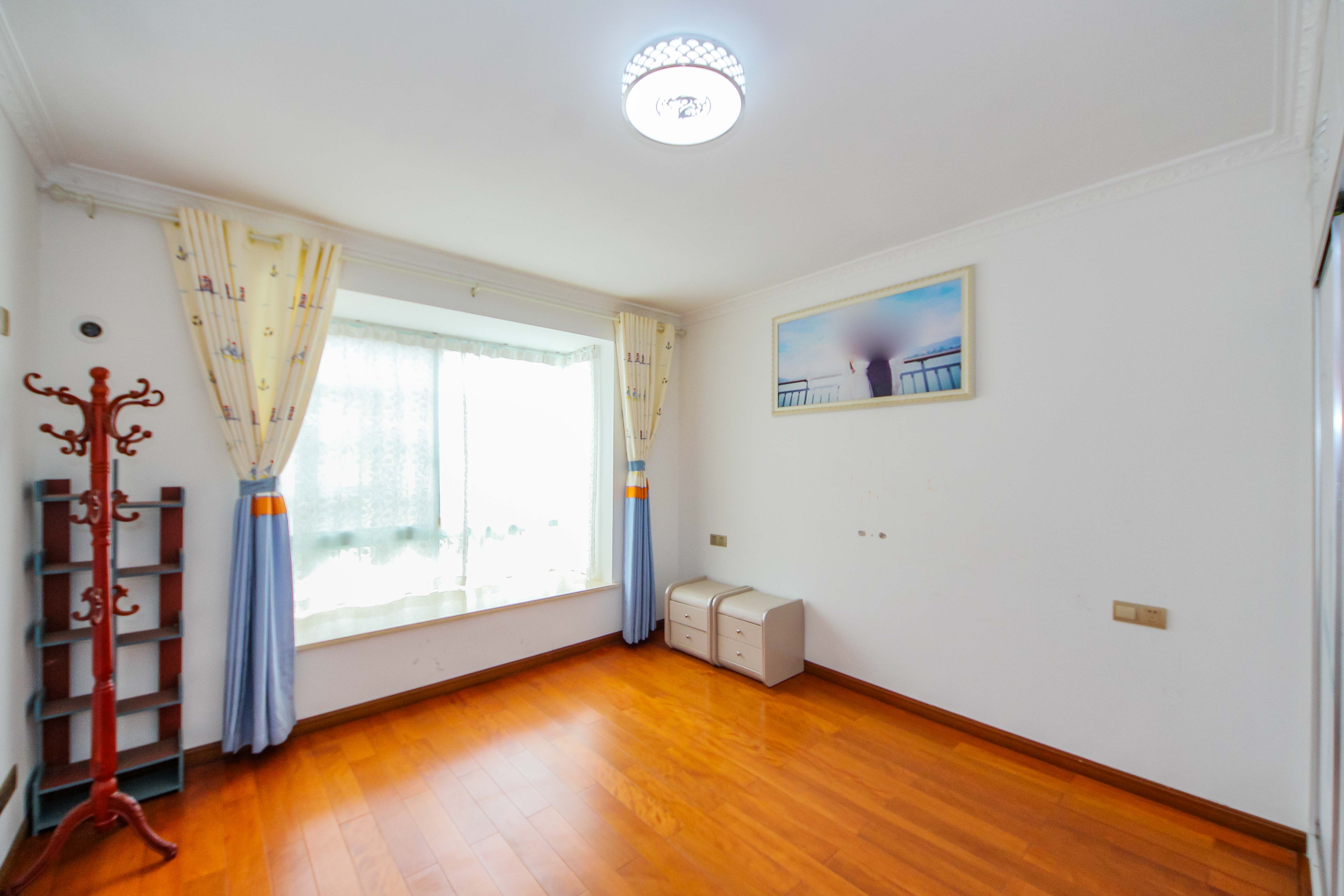 枫华府第  5室2厅2卫    122.8万卧室