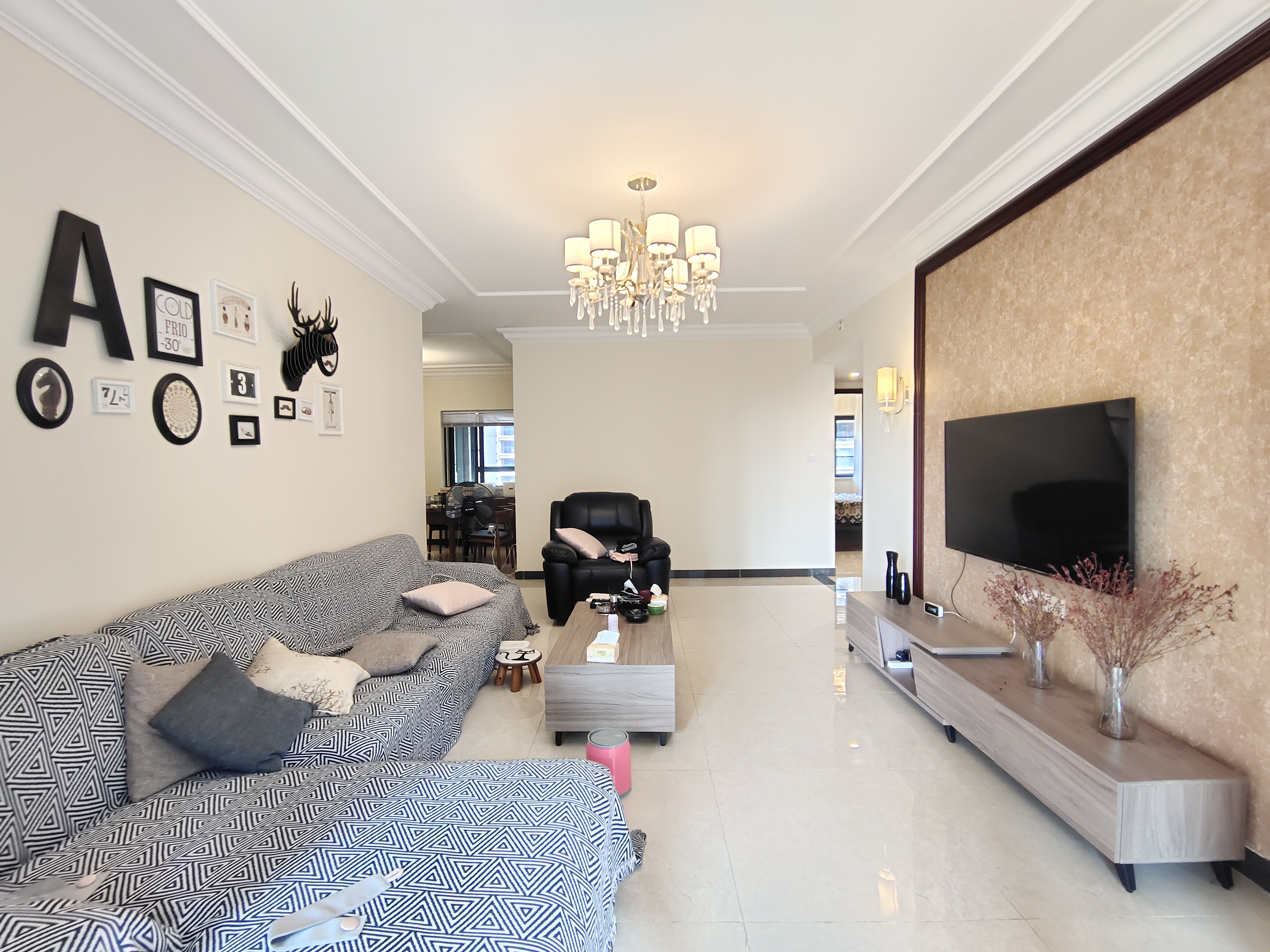 恒大华府  3室2厅2卫    105.0万 恒大华府  3室2厅2卫    105.0万室内图