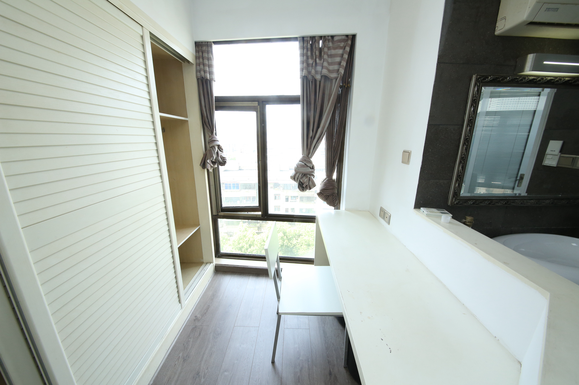 铂宫  1室1厅1卫    65.0万阳台