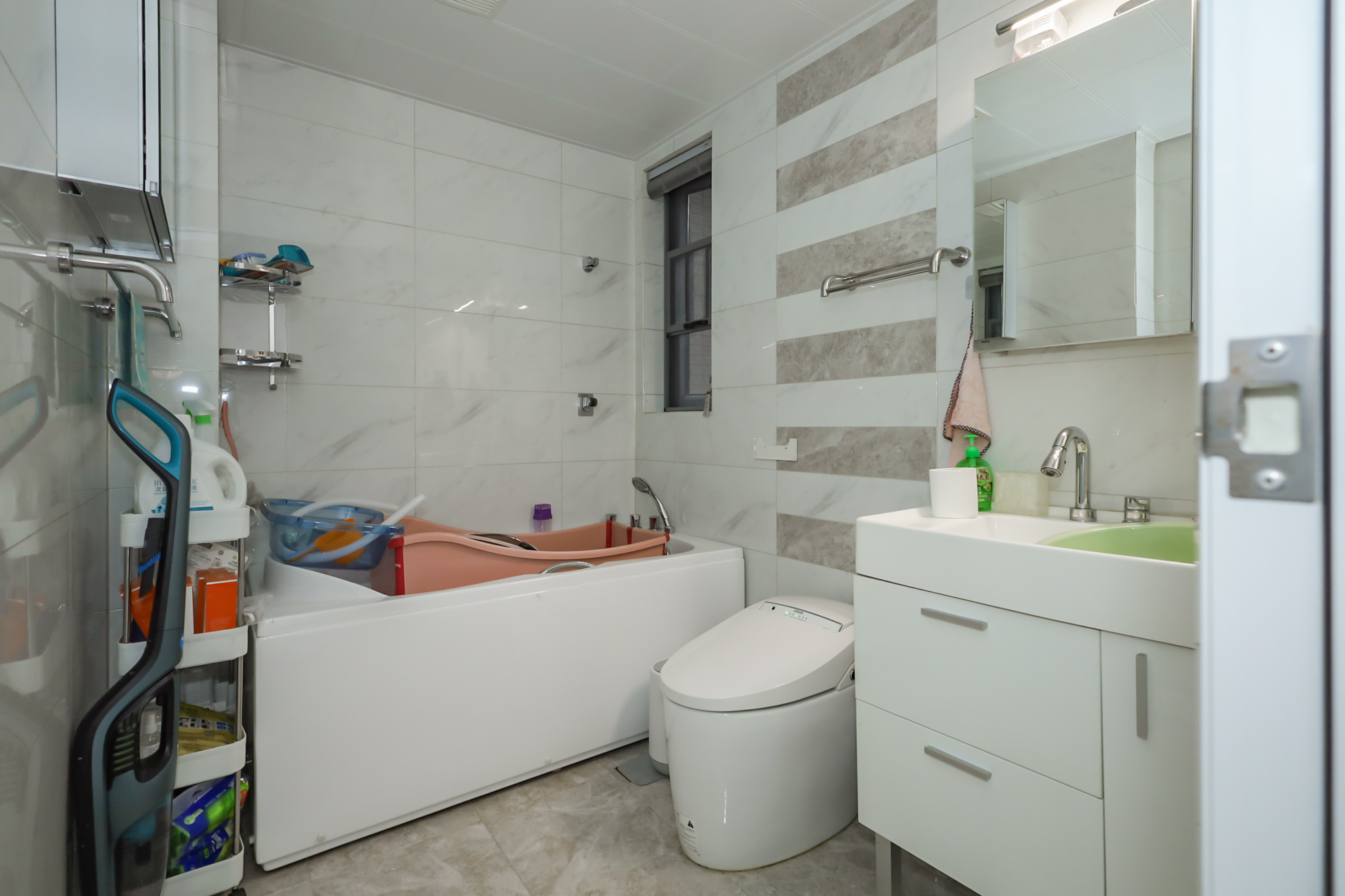 八方小区C区  4室2厅2卫    535.0万卫生间