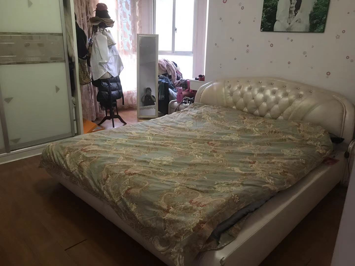 香山红叶  3室2厅2卫   85.00万卧室