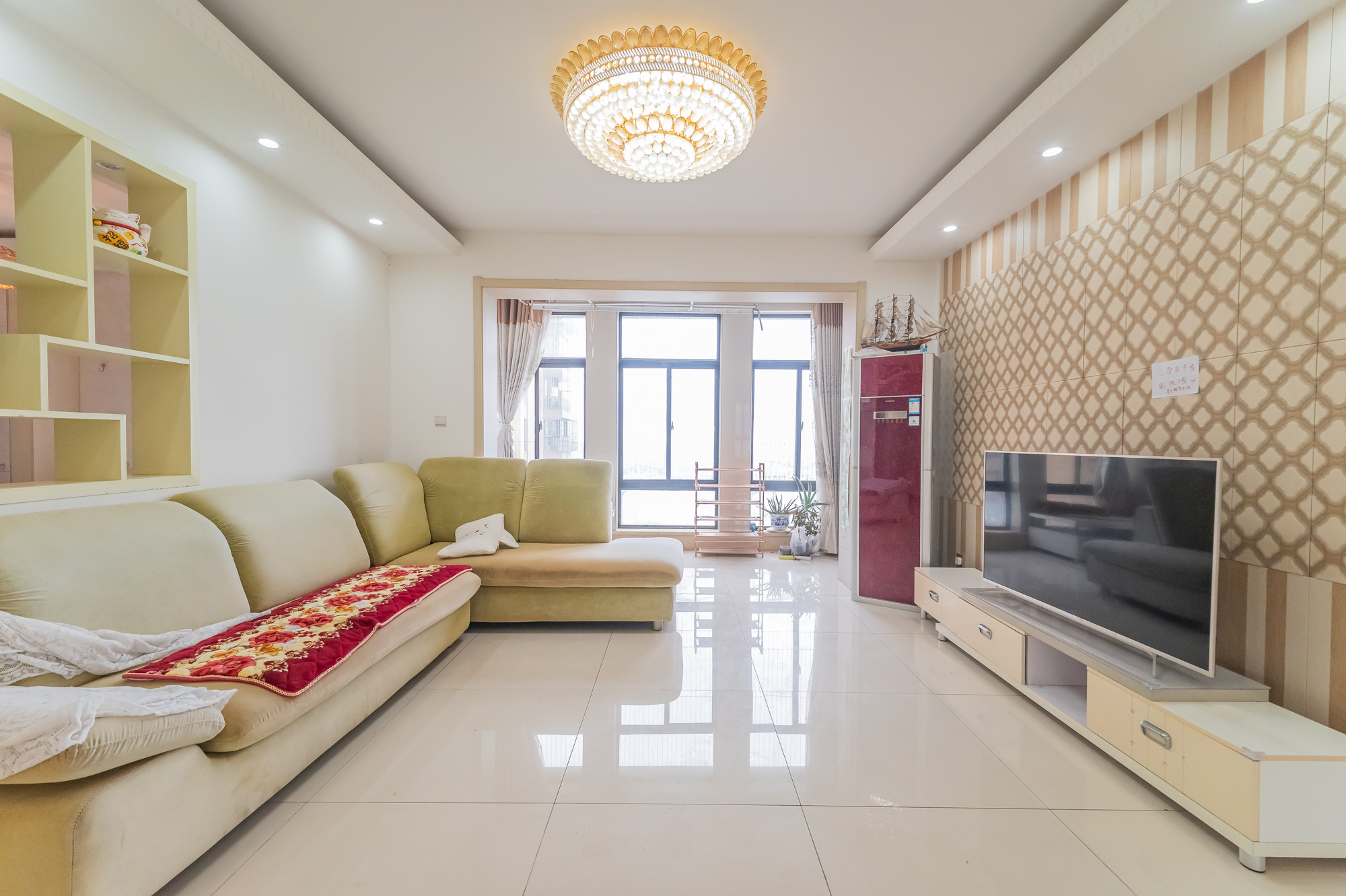 爱琴海岸 4室2厅2卫 105.80万 爱琴海岸 4室2厅2卫 105.80万客厅