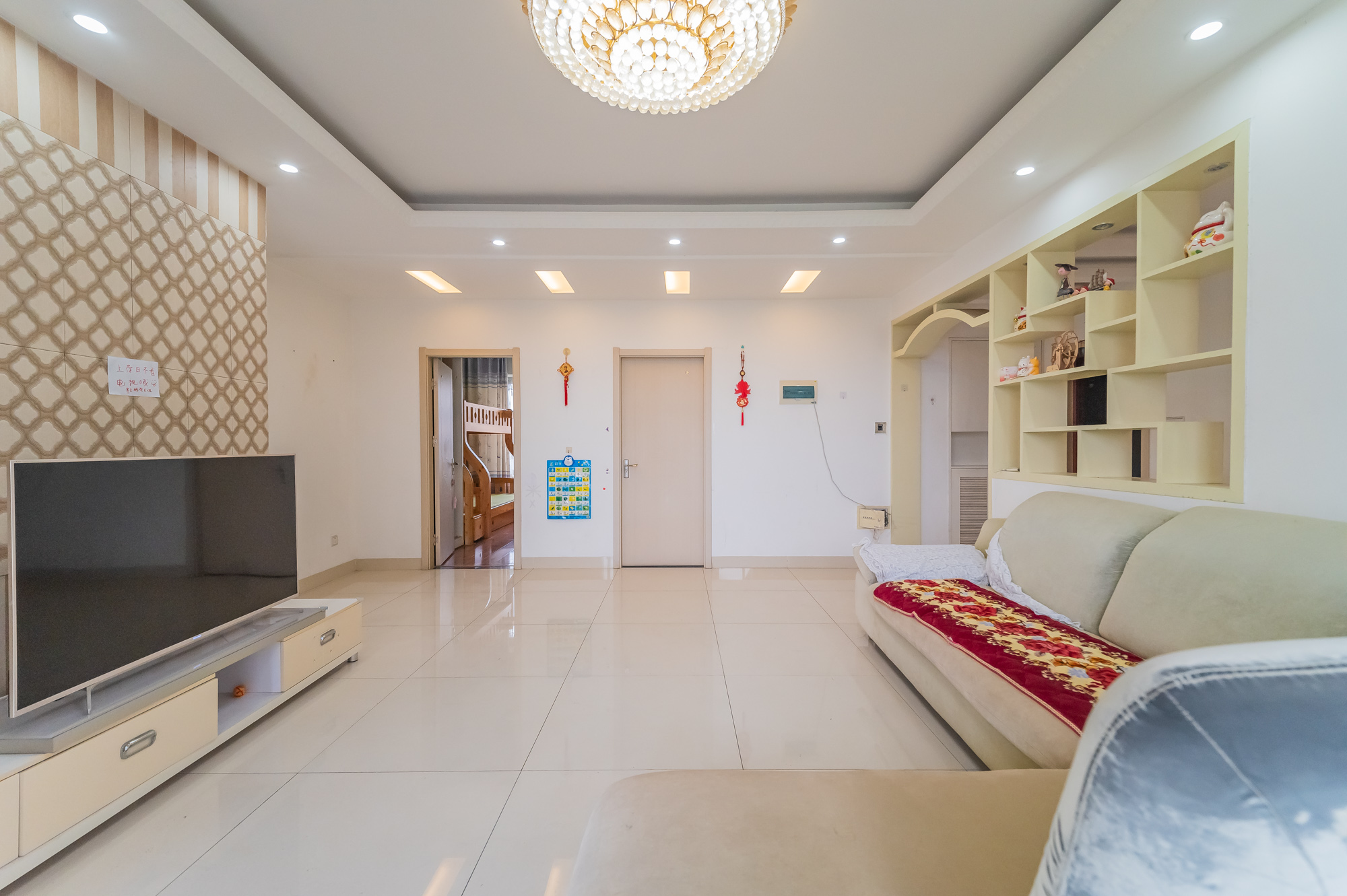 爱琴海岸 4室2厅2卫 105.80万 爱琴海岸 4室2厅2卫 105.80万客厅