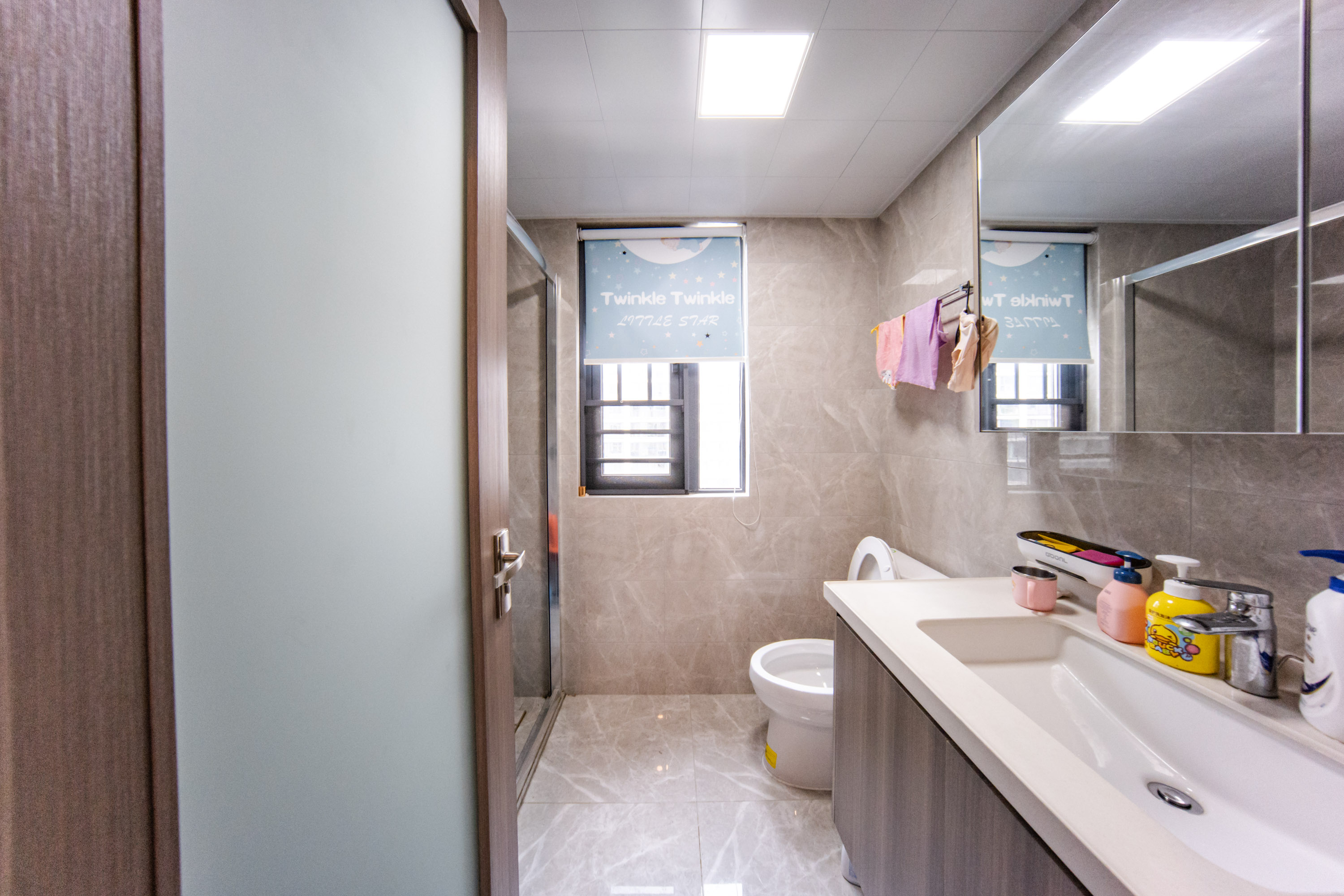 中海阅麓山一期  4室2厅2卫    280.0万卫生间