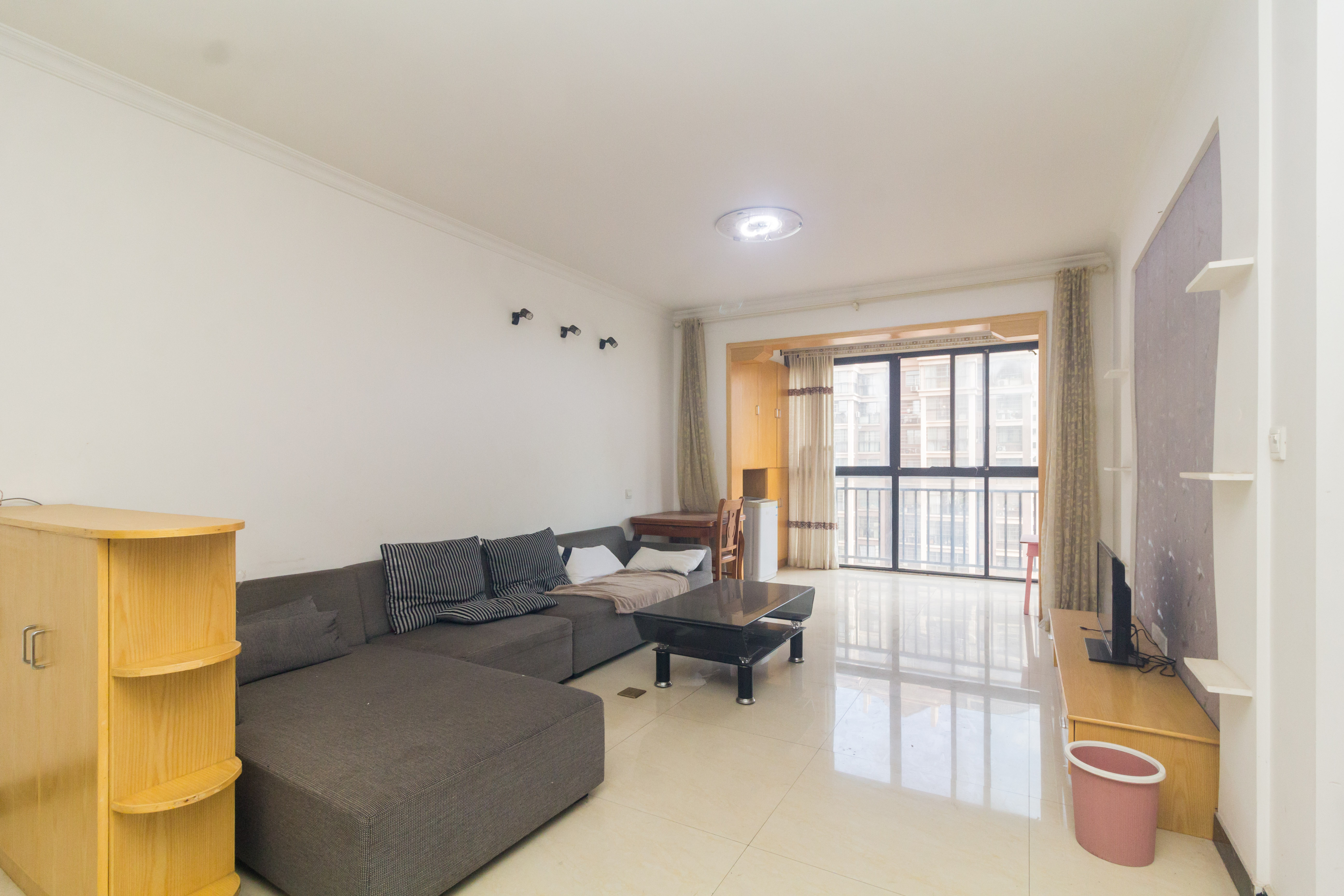 三景国际  2室2厅1卫    54.86万 三景国际  2室2厅1卫    54.86万客厅