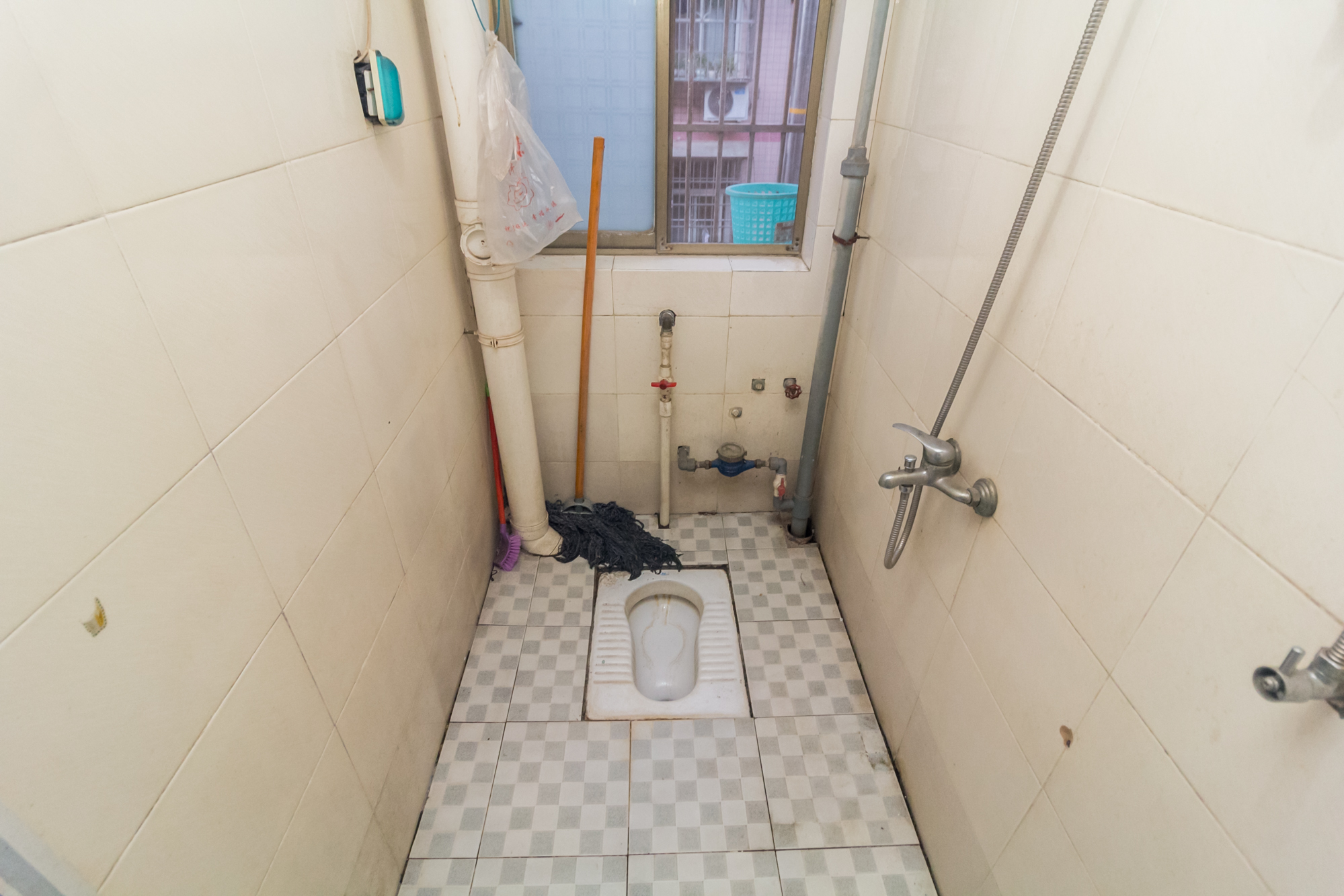 泉塘小区  2室2厅1卫    35.0万卫生间