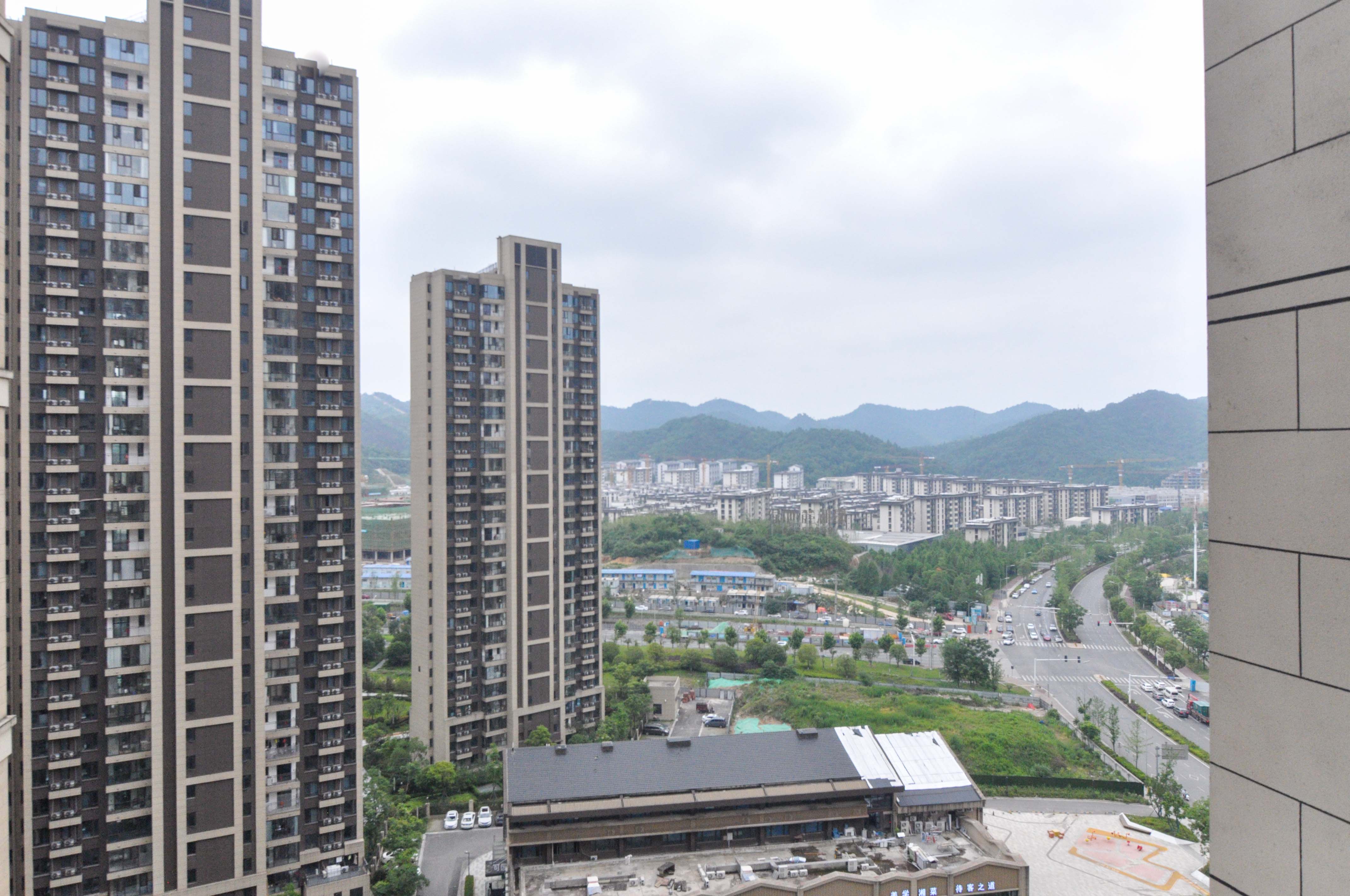 卓越浅水湾  4室2厅2卫   236.00万其他