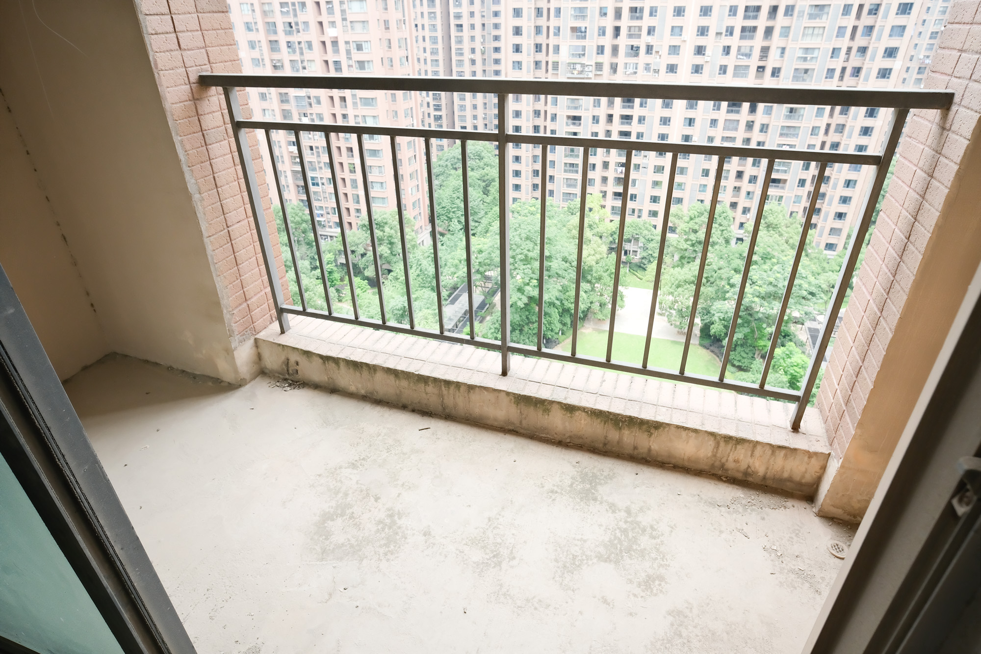 三一街区  4室2厅2卫    85.8万 三一街区  4室2厅2卫    85.8万阳台