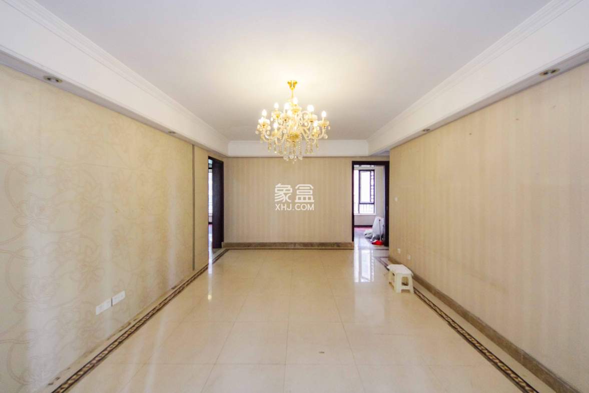 中海国际一期  4室2厅2卫   126.00万客厅