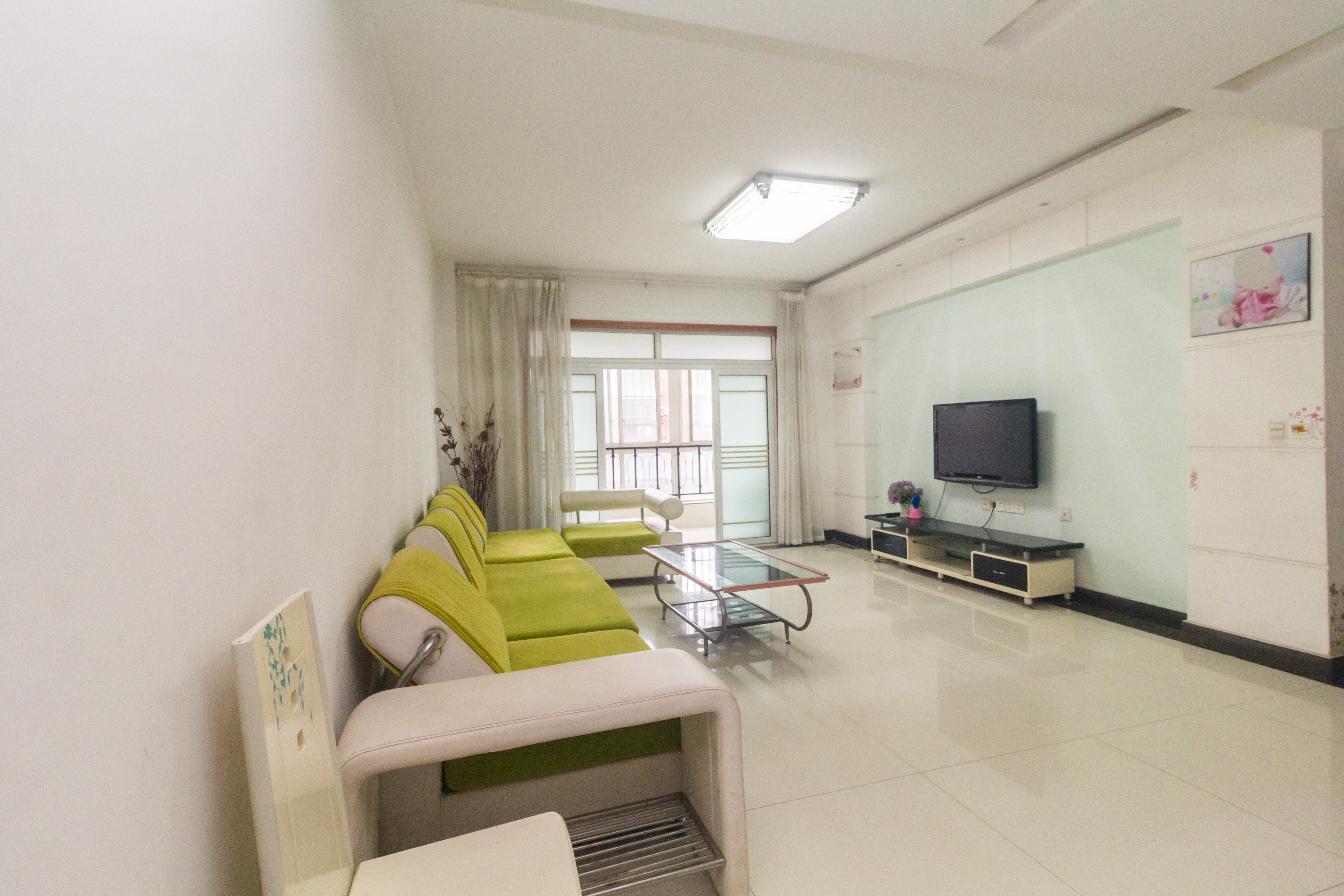 东城名苑  3室2厅2卫    62.8万客厅