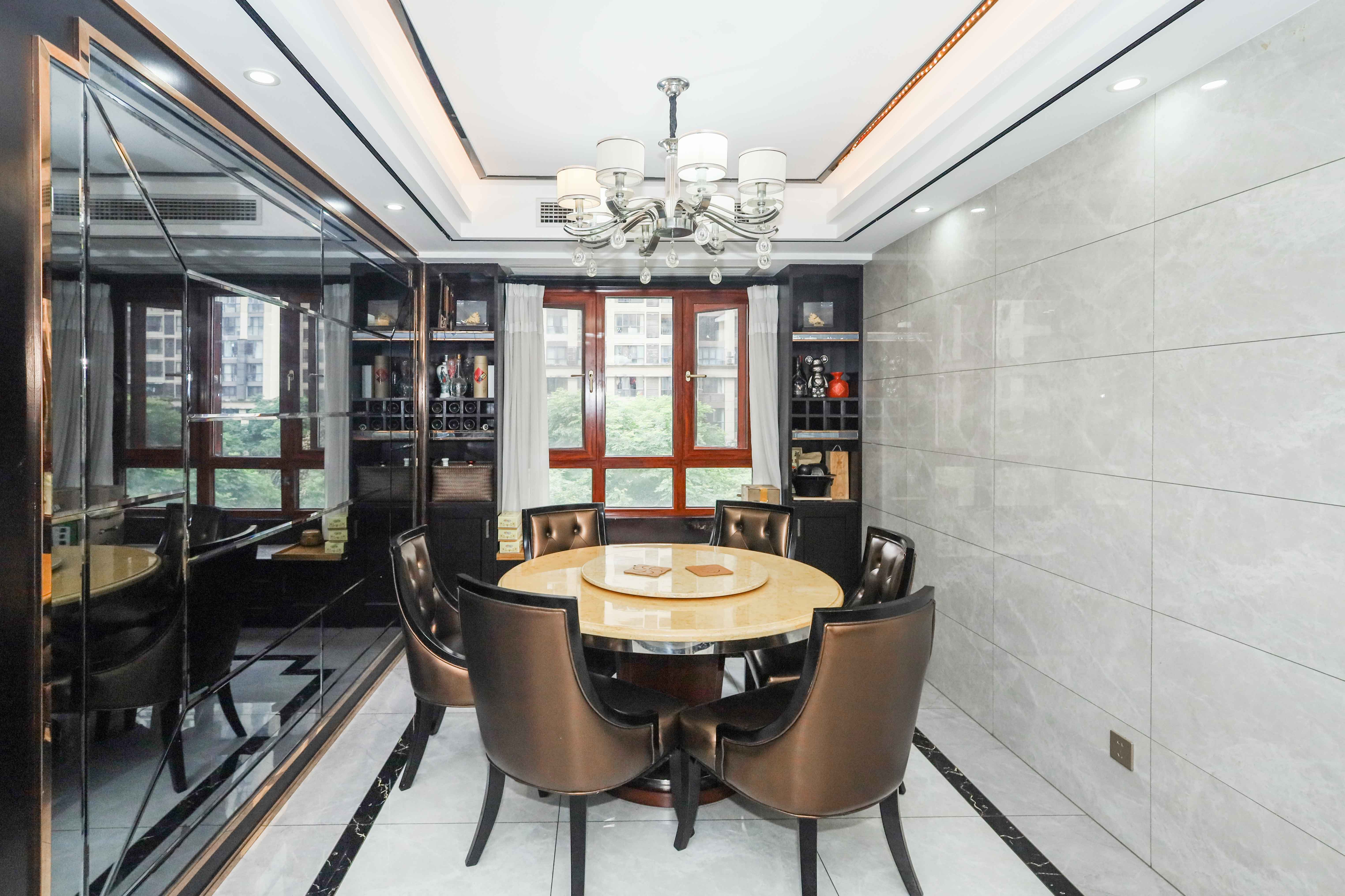 和泓梅溪四季  5室2厅1卫    280.0万客厅