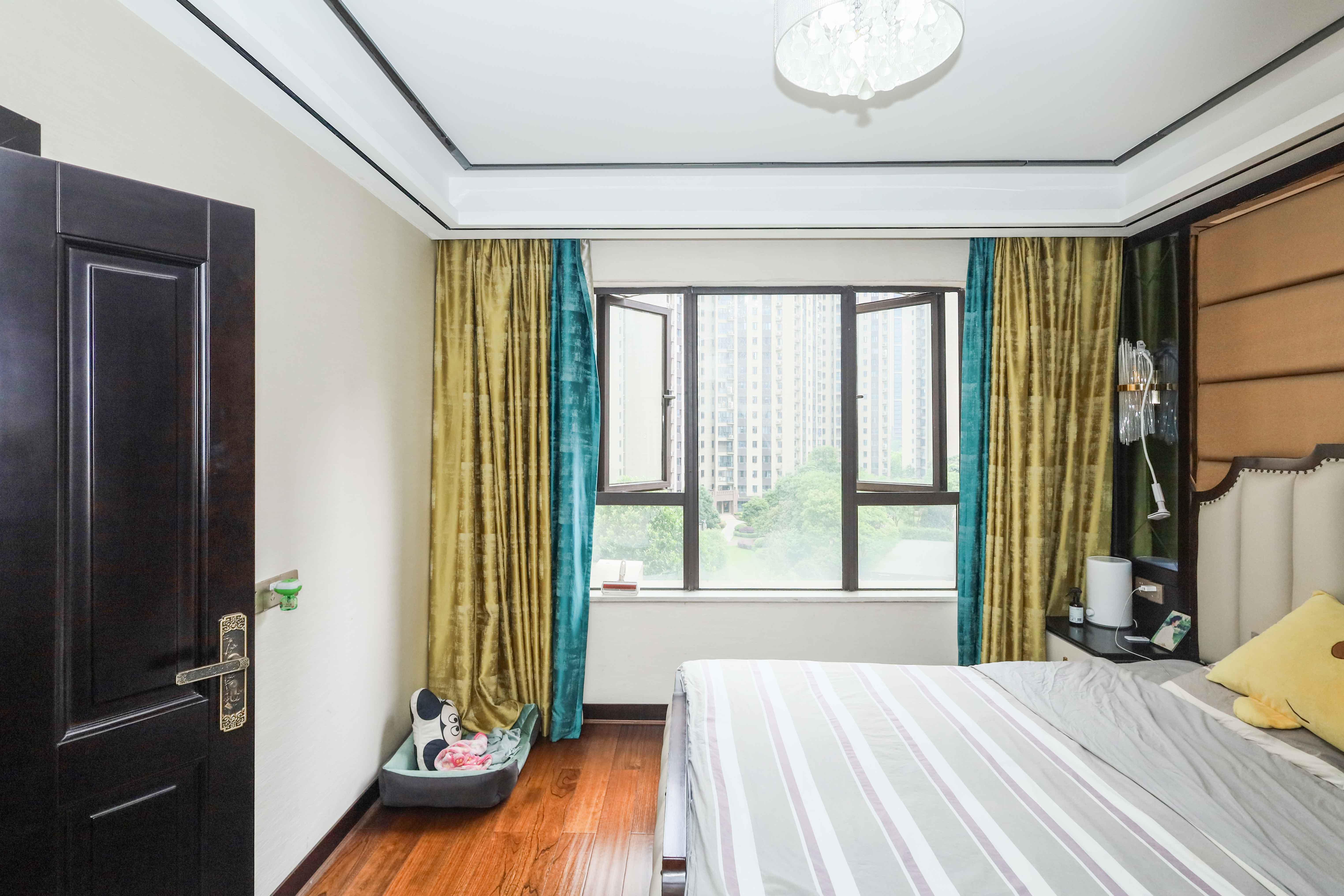 和泓梅溪四季  5室2厅1卫    280.0万卧室