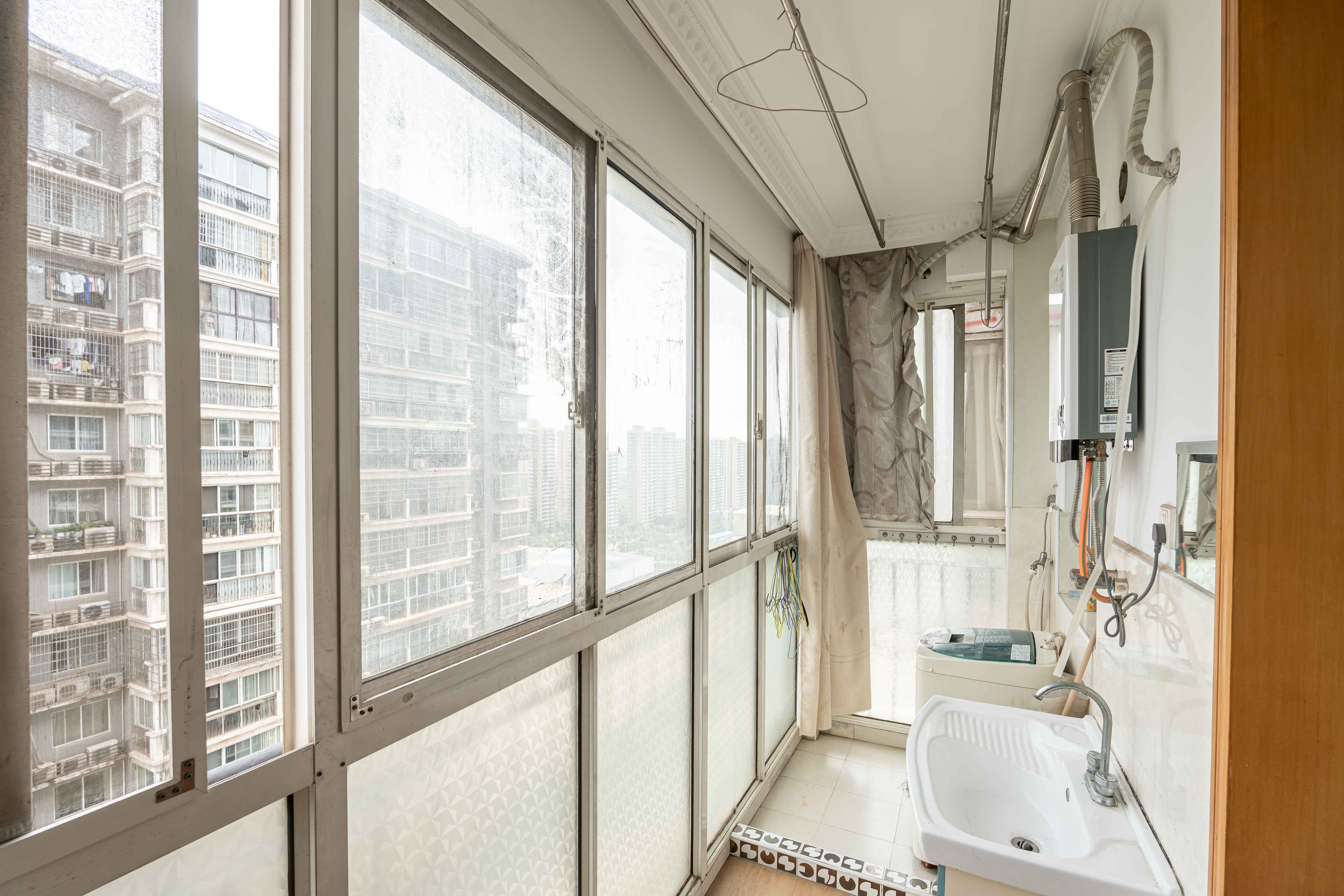 雅致名园  4室2厅2卫    350.0万 雅致名园  4室2厅2卫    350.0万阳台