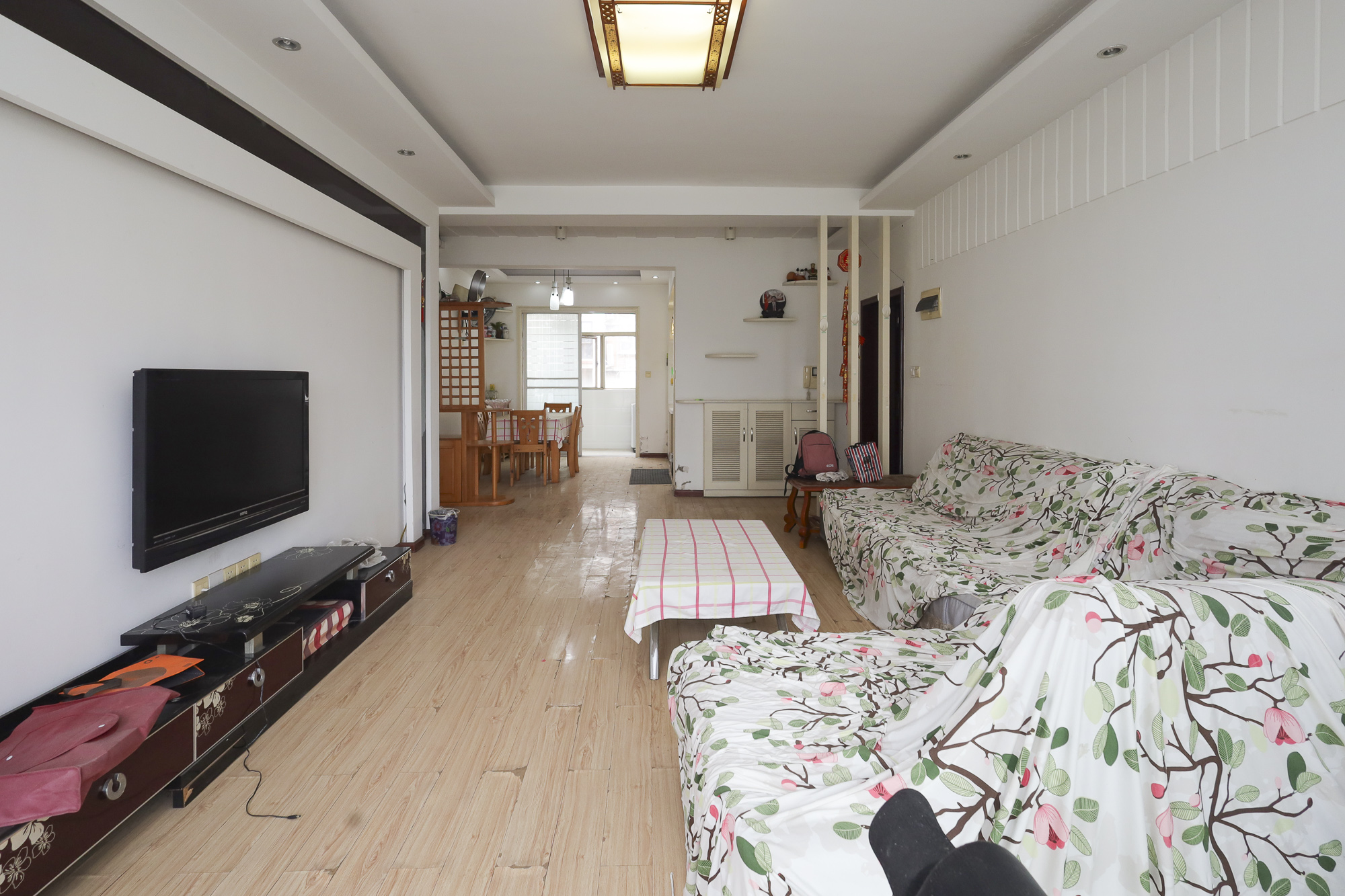 西岸润泽府 3室2厅2卫 150.0万 西岸润泽府 3室2厅2卫 150.0万客厅