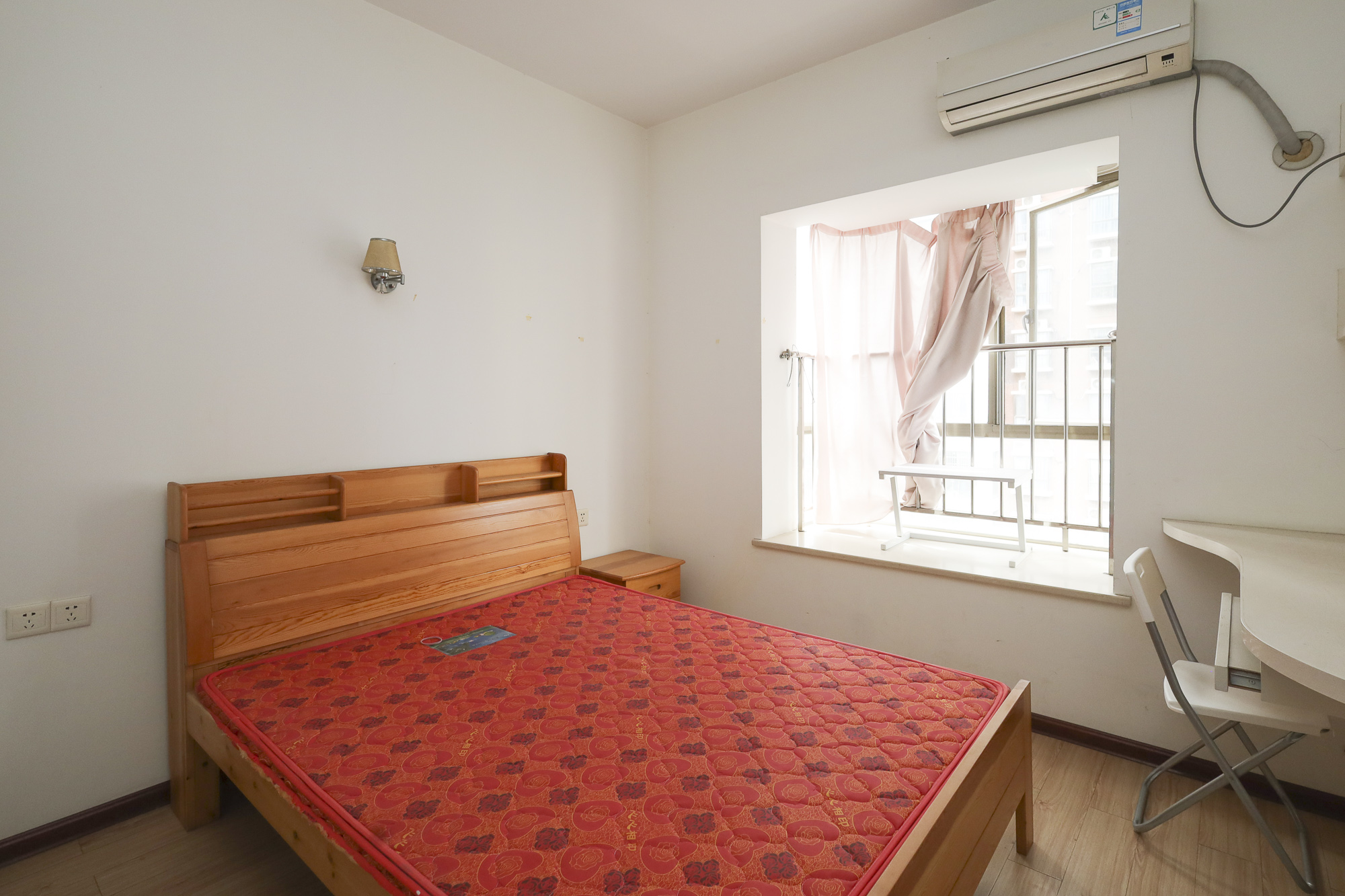 西岸润泽府 3室2厅2卫 150.0万 西岸润泽府 3室2厅2卫 150.0万卧室