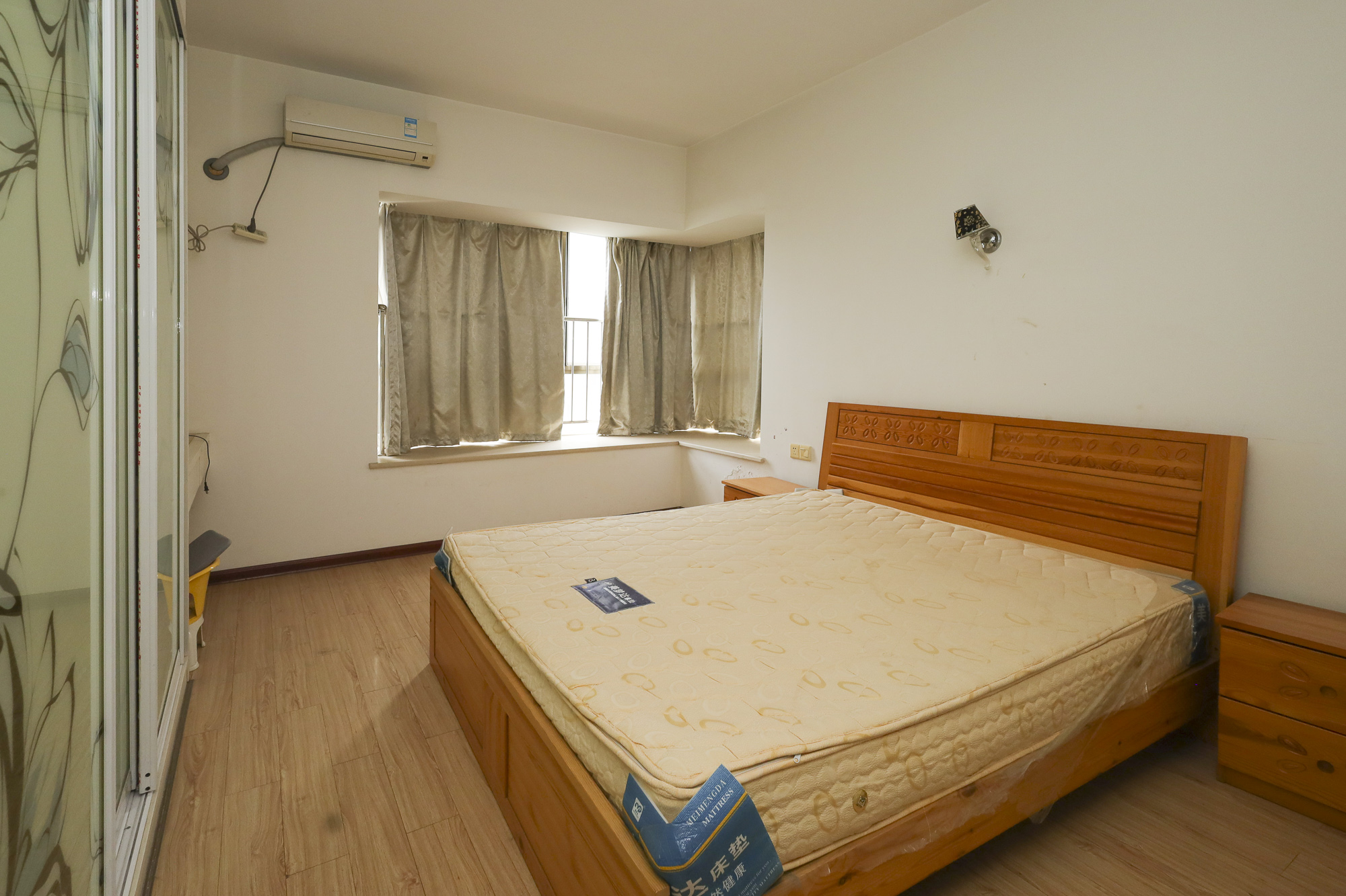 西岸润泽府 3室2厅2卫 150.0万 西岸润泽府 3室2厅2卫 150.0万卧室