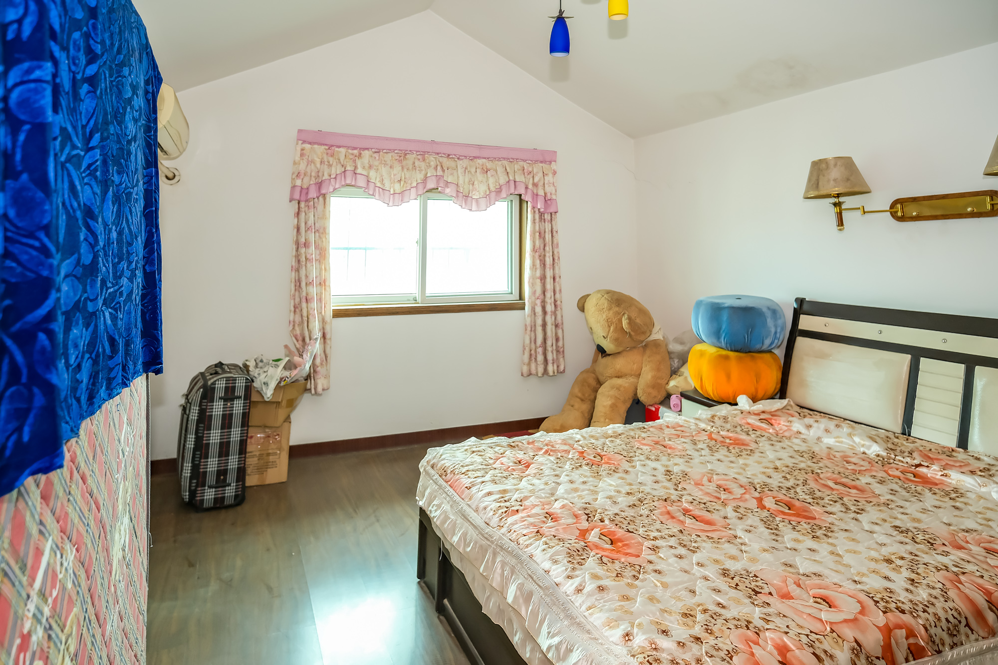 欣安小区 5室3厅3卫 83.0万 欣安小区 5室3厅3卫 83.0万卧室