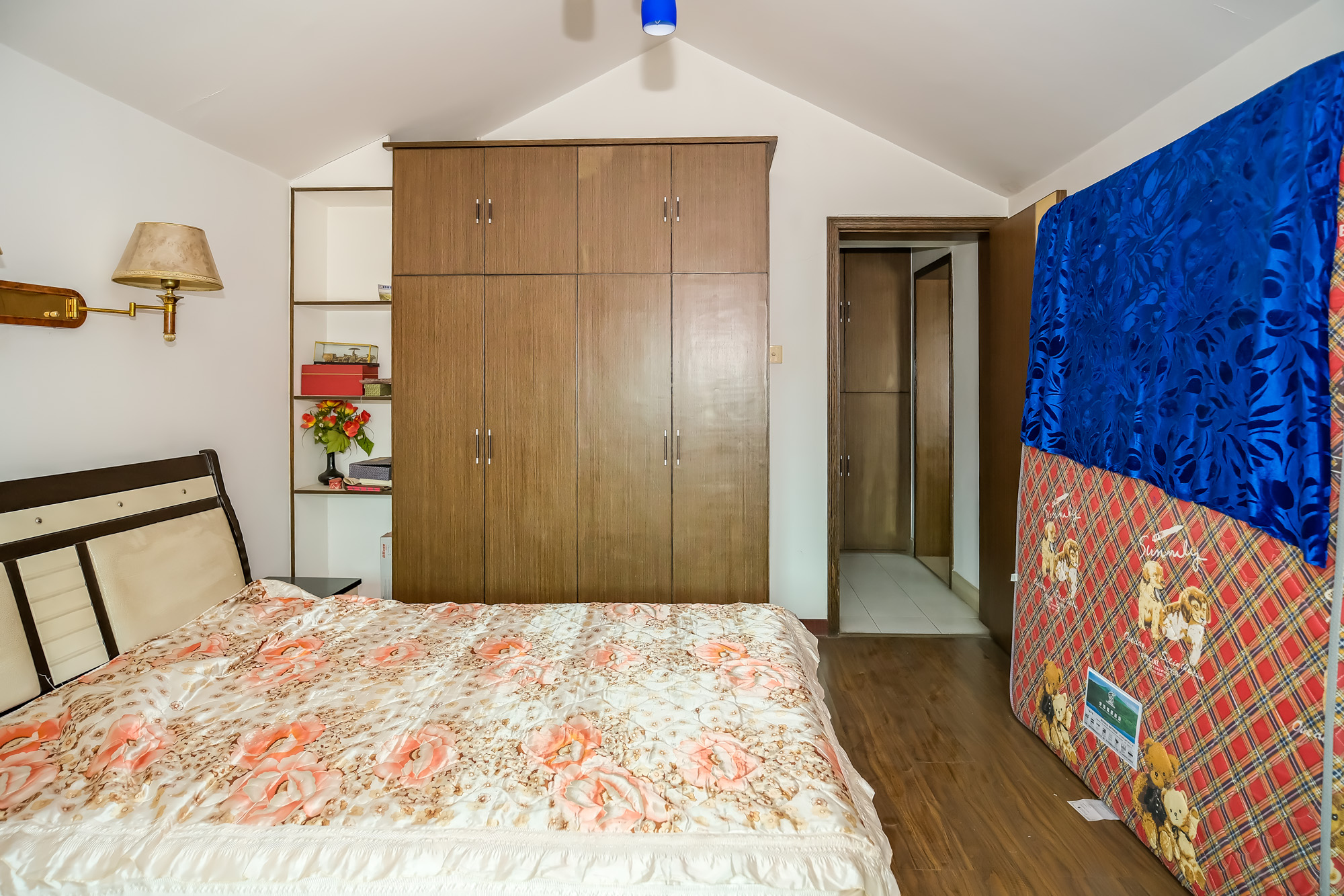 欣安小区 5室3厅3卫 83.0万 欣安小区 5室3厅3卫 83.0万卧室