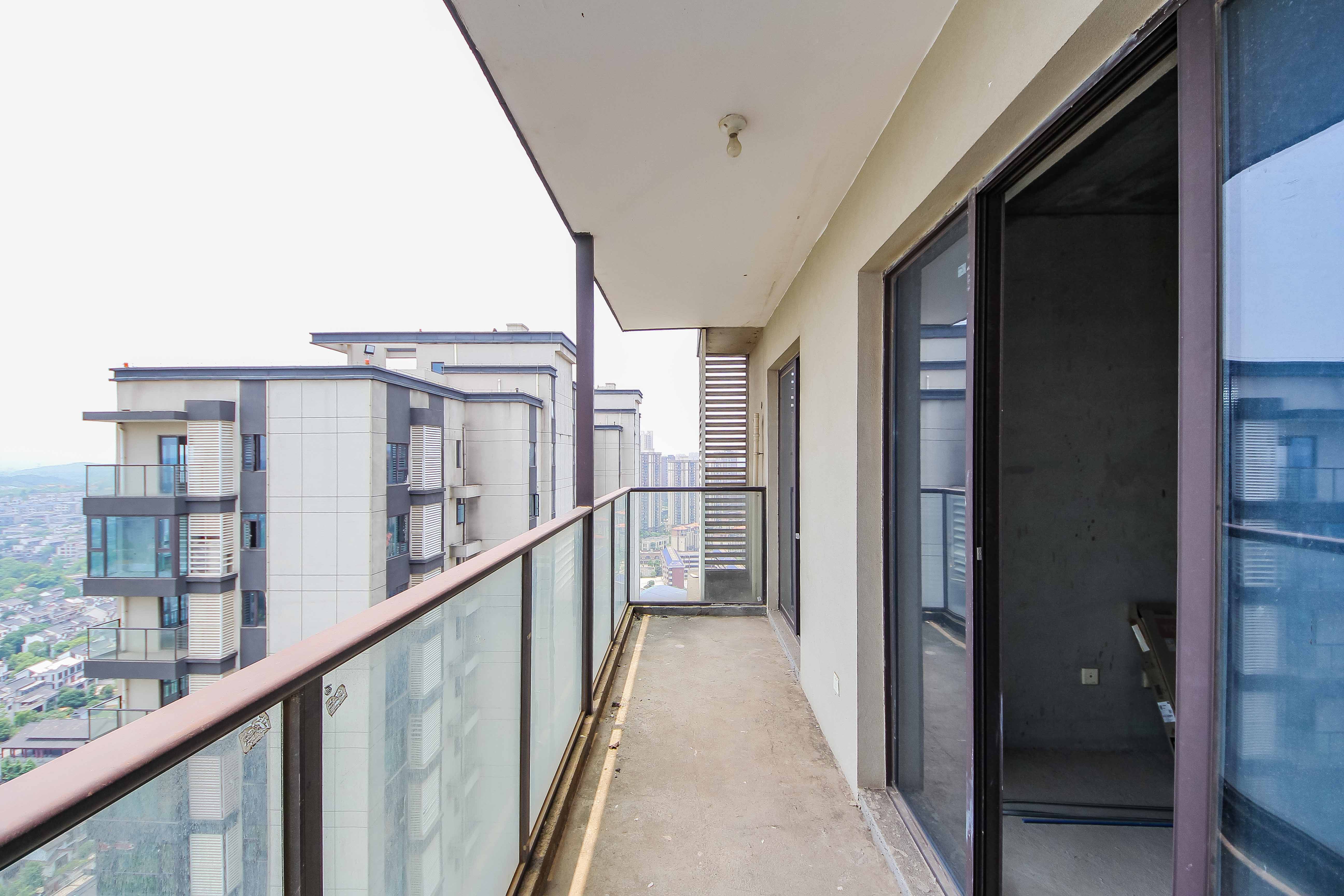 中国铁建洋湖苑  3室2厅2卫    122.78万阳台