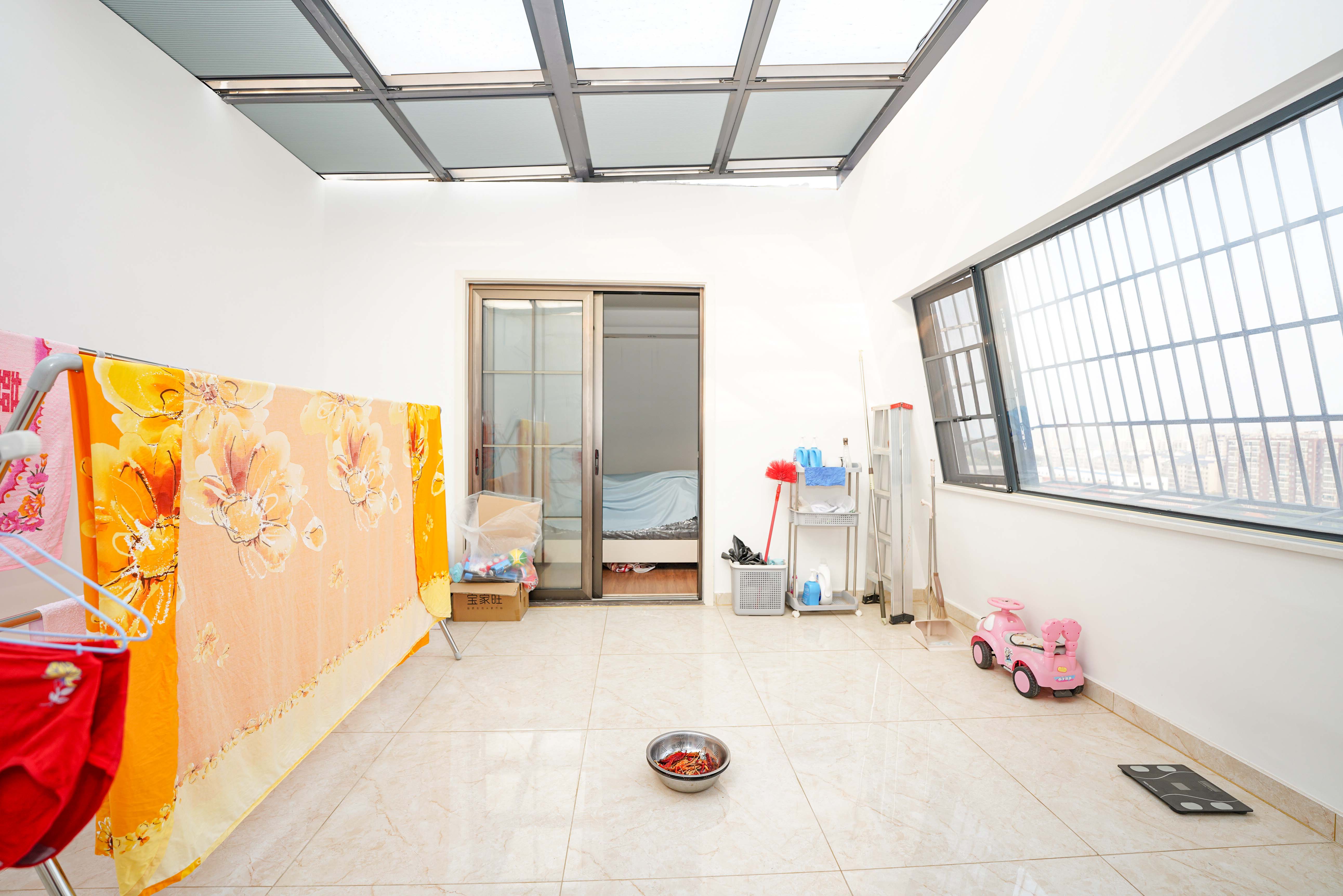 南郡雅园  4室2厅2卫   104.90万阳台