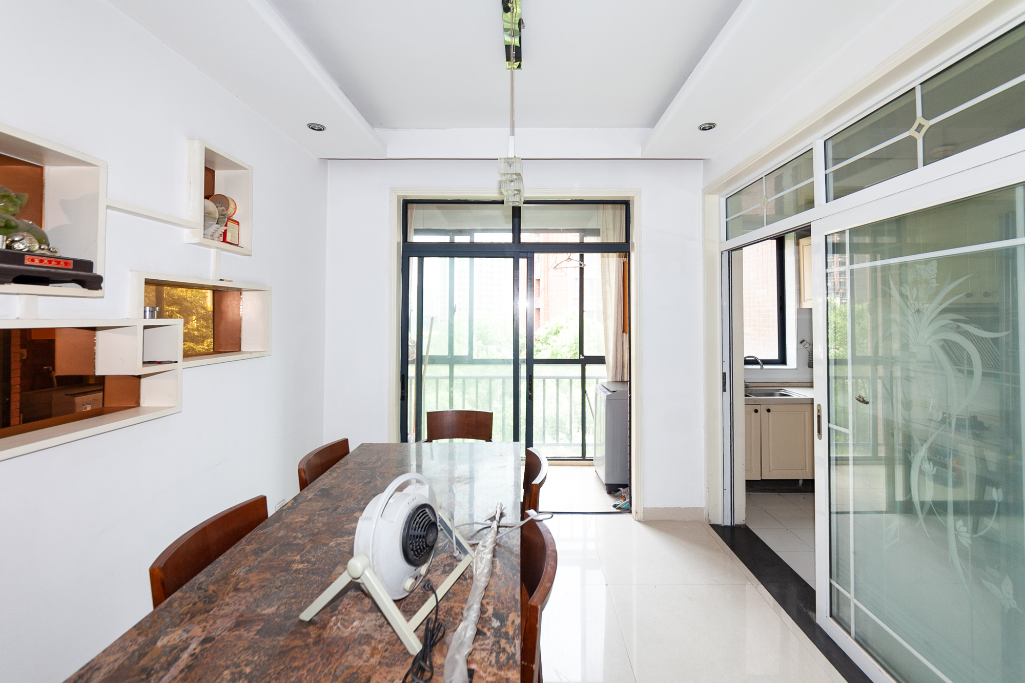 珠江东方明珠（新地东方明珠）一二期  3室2厅2卫    105.0万客厅