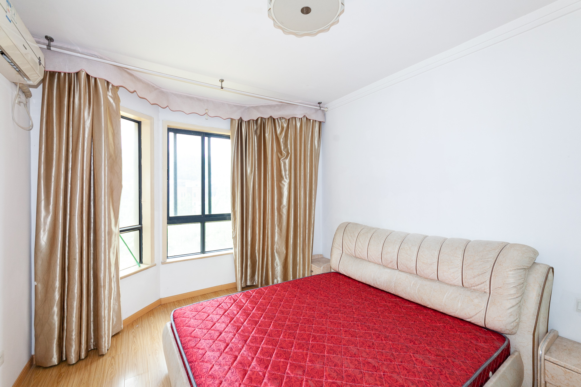 珠江东方明珠（新地东方明珠）一二期  3室2厅2卫    105.0万卧室