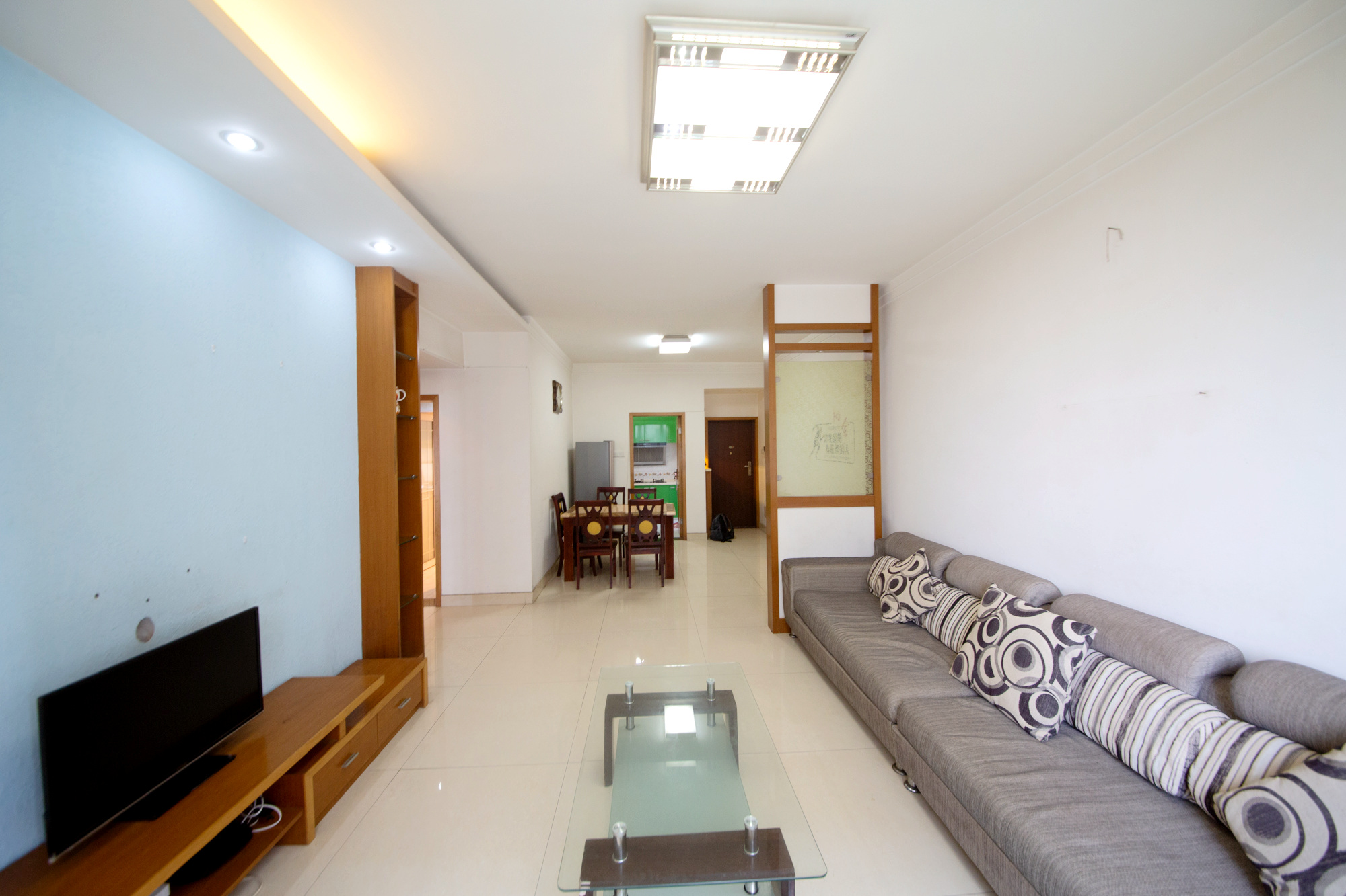 尚东紫郡  2室2厅1卫    77.0万 尚东紫郡  2室2厅1卫    77.0万客厅