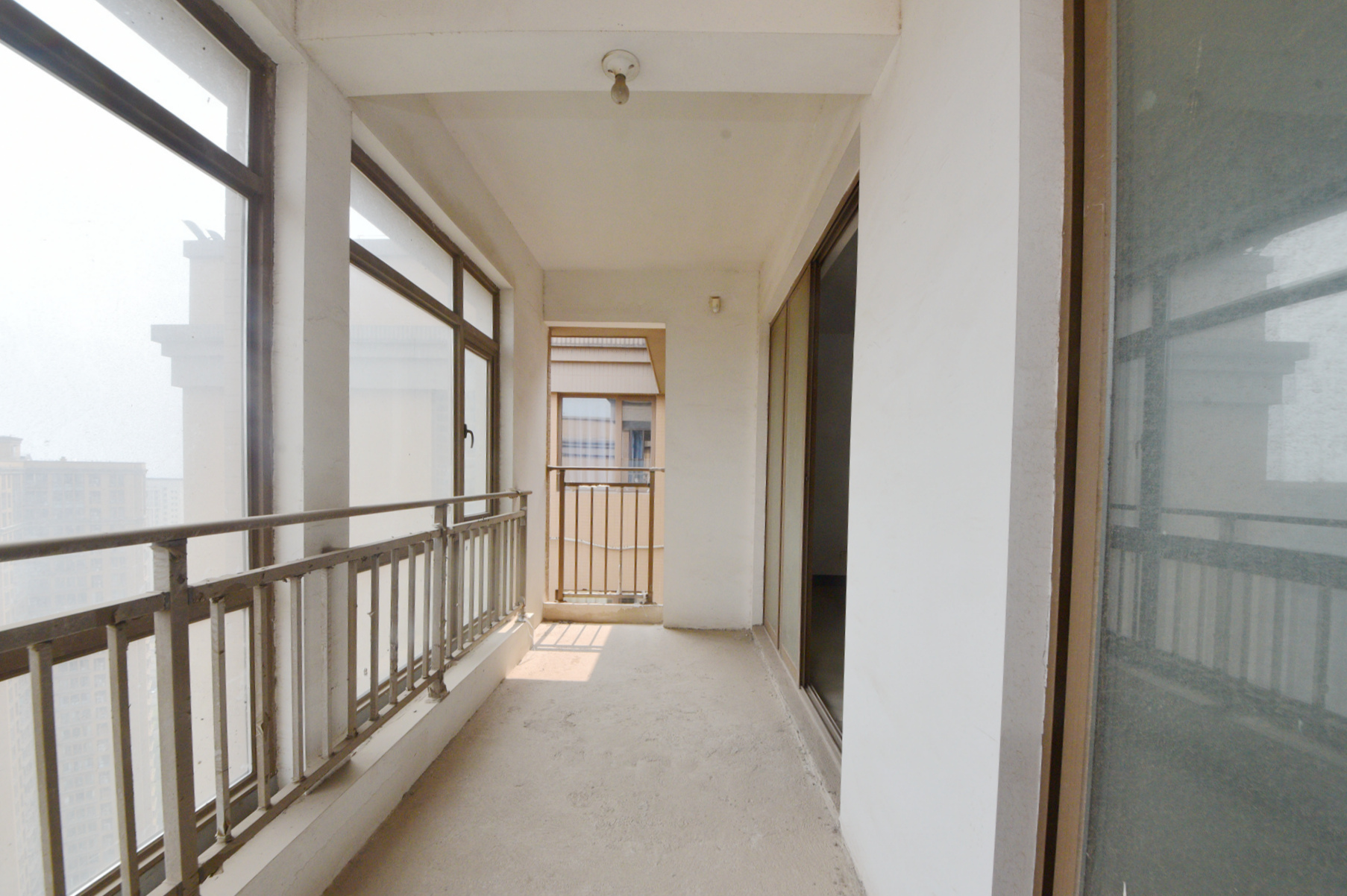第六都（陆都小区）  3室2厅2卫   266.00万阳台