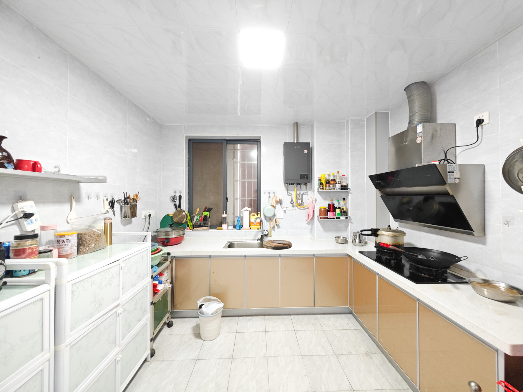 山水霖城(植物原著)  3室2厅2卫    90.0万 山水霖城(植物原著)  3室2厅2卫    90.0万厨房