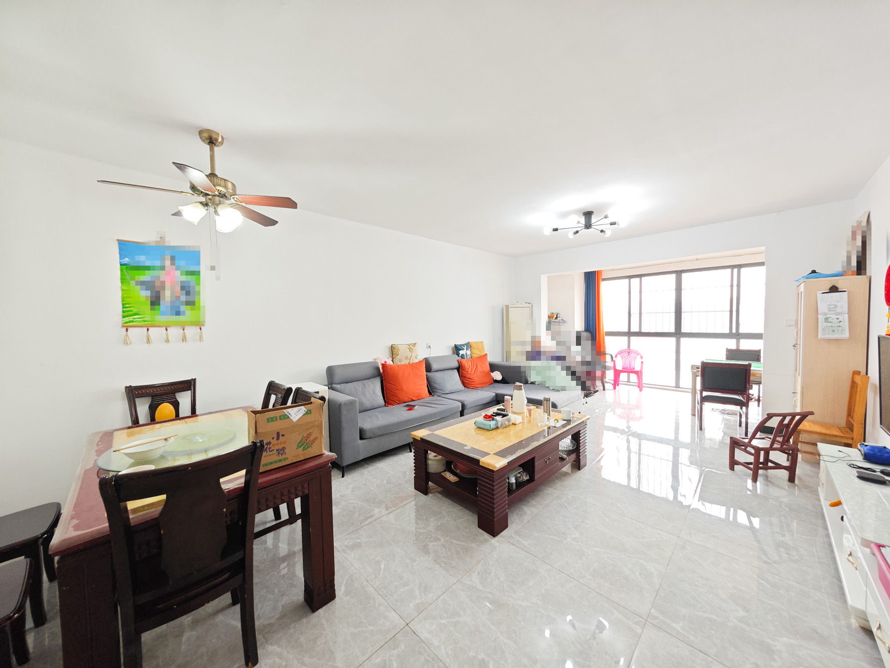 山水霖城(植物原著)  3室2厅2卫    90.0万 山水霖城(植物原著)  3室2厅2卫    90.0万客厅