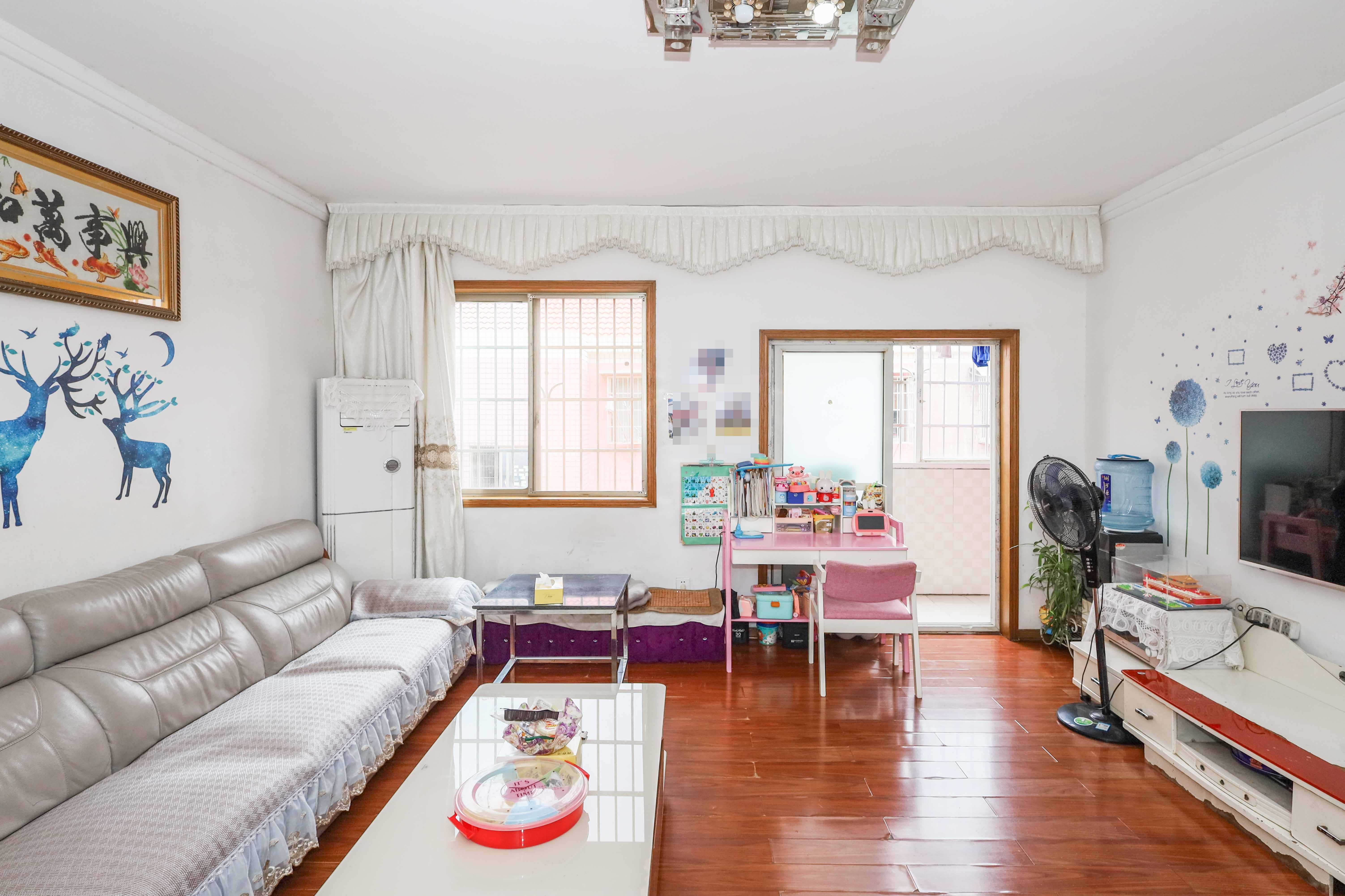 雷锋机电市场一期 3室2厅2卫 75.8万 雷锋机电市场一期 3室2厅2卫 75.8万客厅