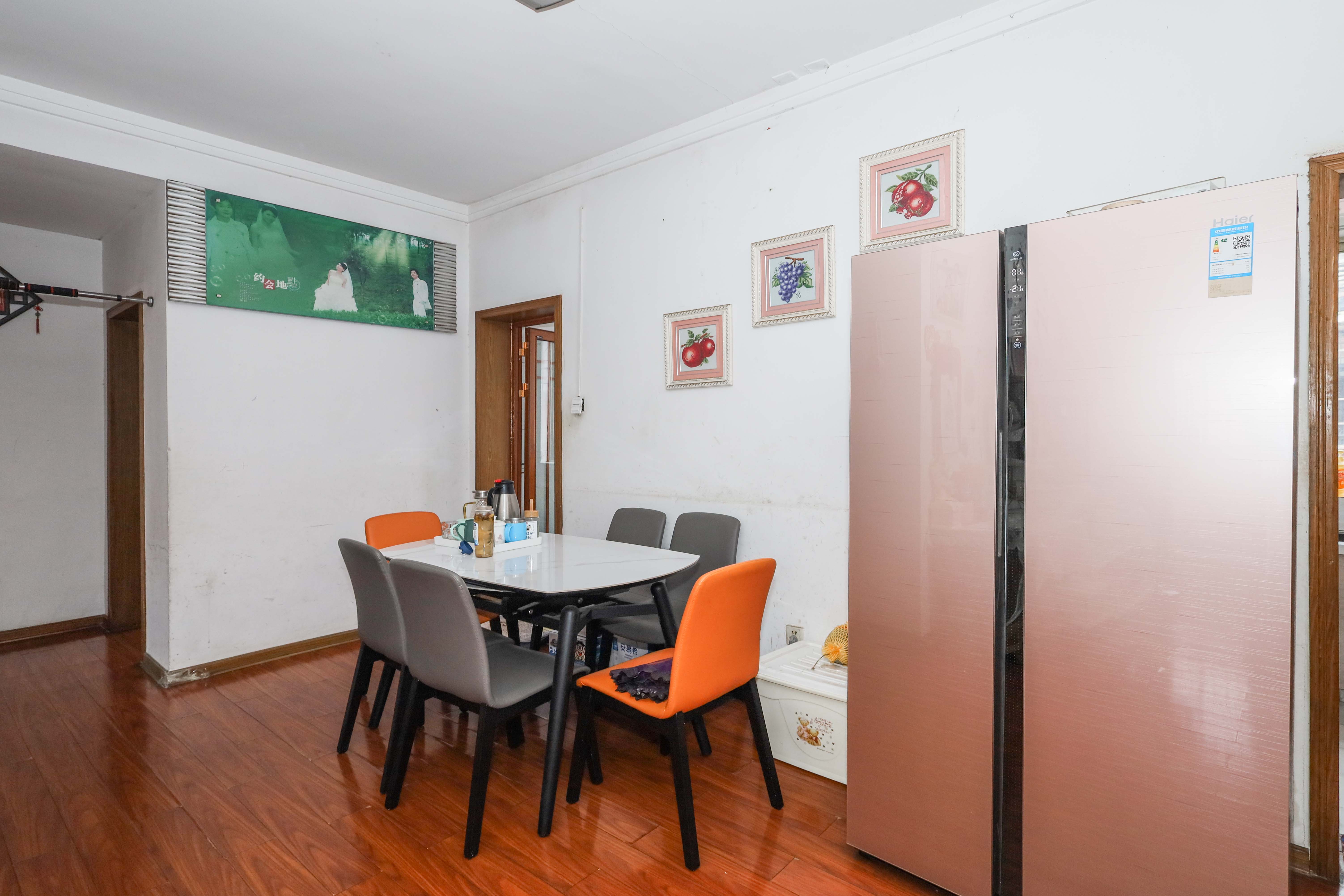 雷锋机电市场一期 3室2厅2卫 75.8万 雷锋机电市场一期 3室2厅2卫 75.8万客厅