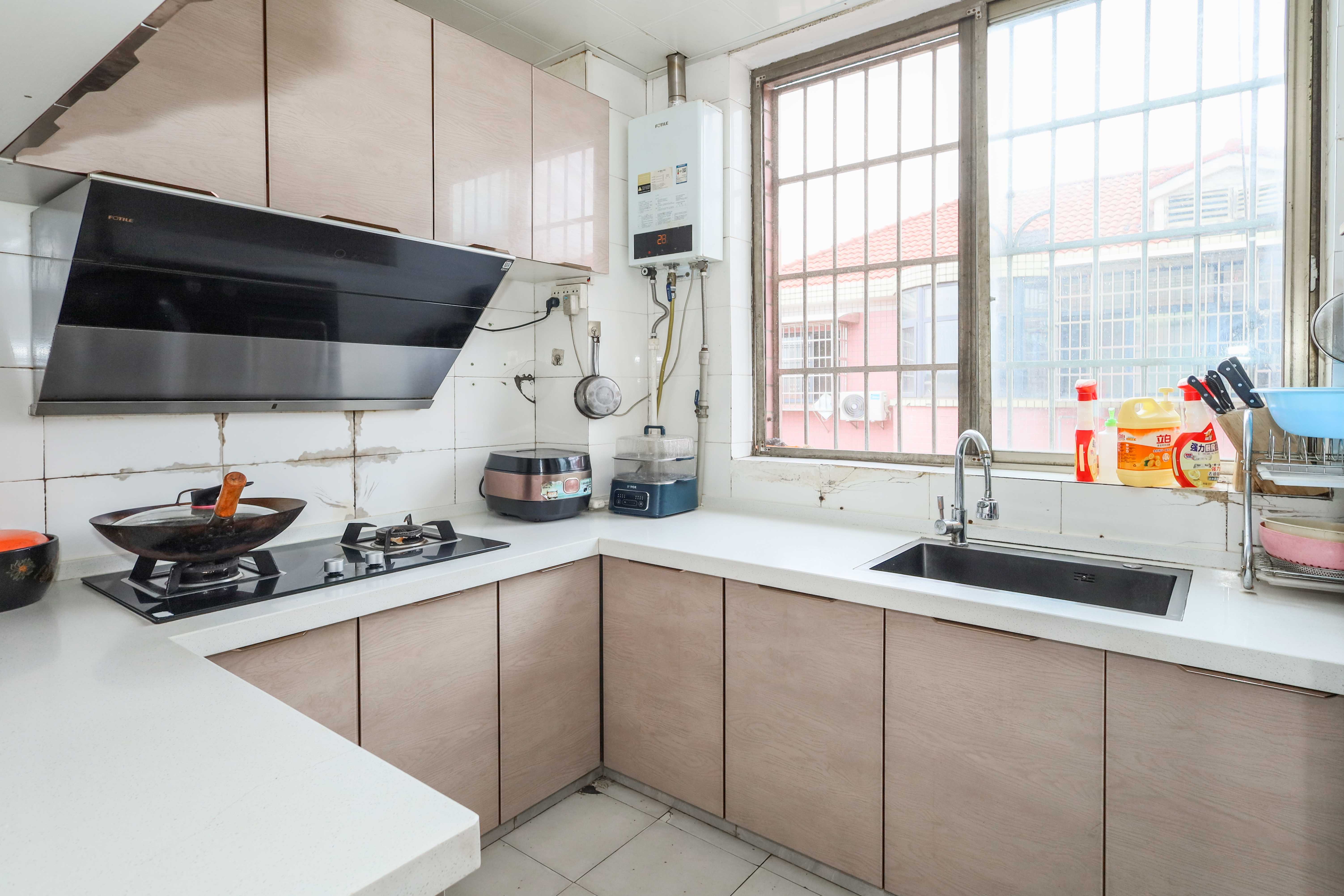 雷锋机电市场一期 3室2厅2卫 75.8万 雷锋机电市场一期 3室2厅2卫 75.8万厨房