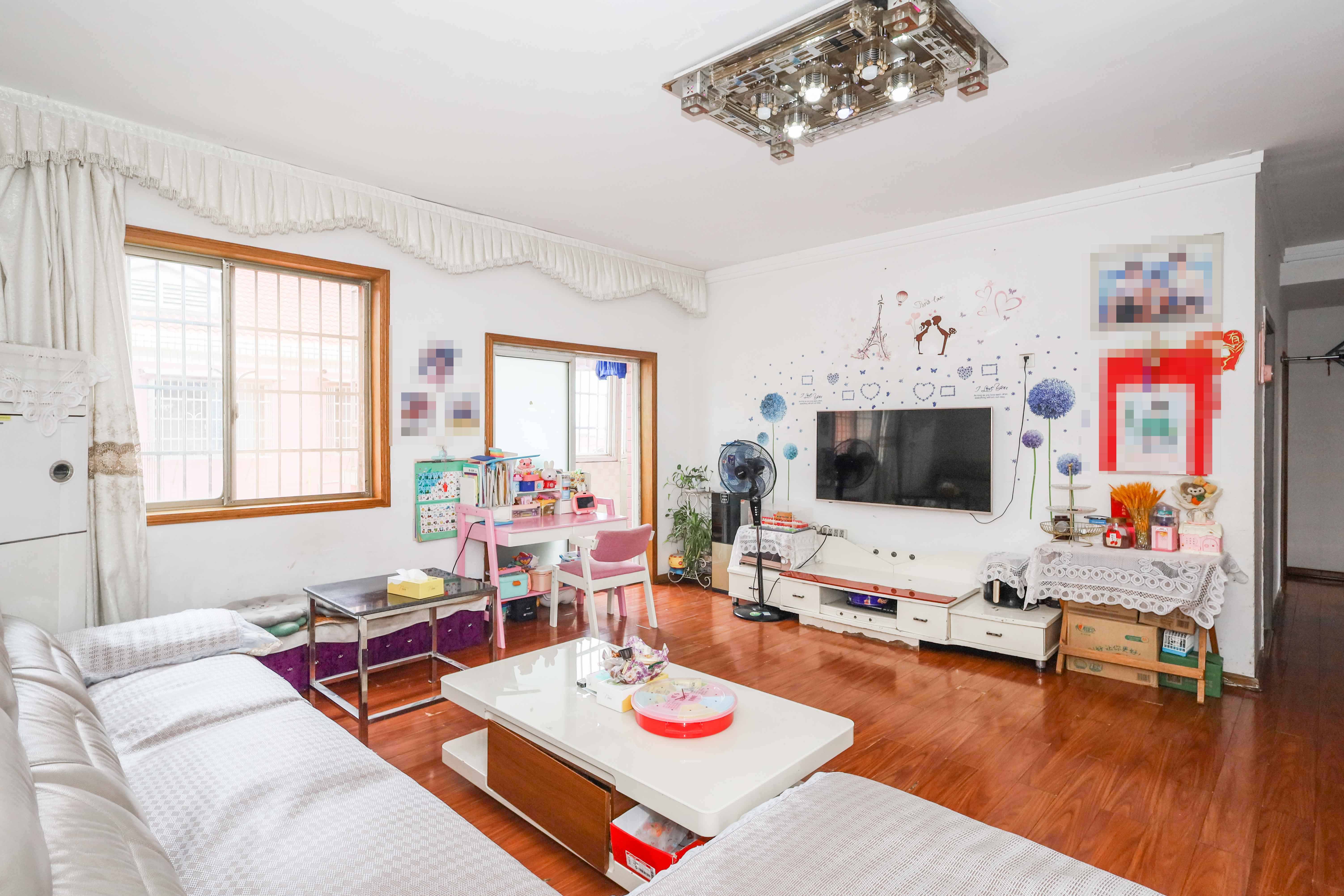 雷锋机电市场一期 3室2厅2卫 75.8万 雷锋机电市场一期 3室2厅2卫 75.8万客厅