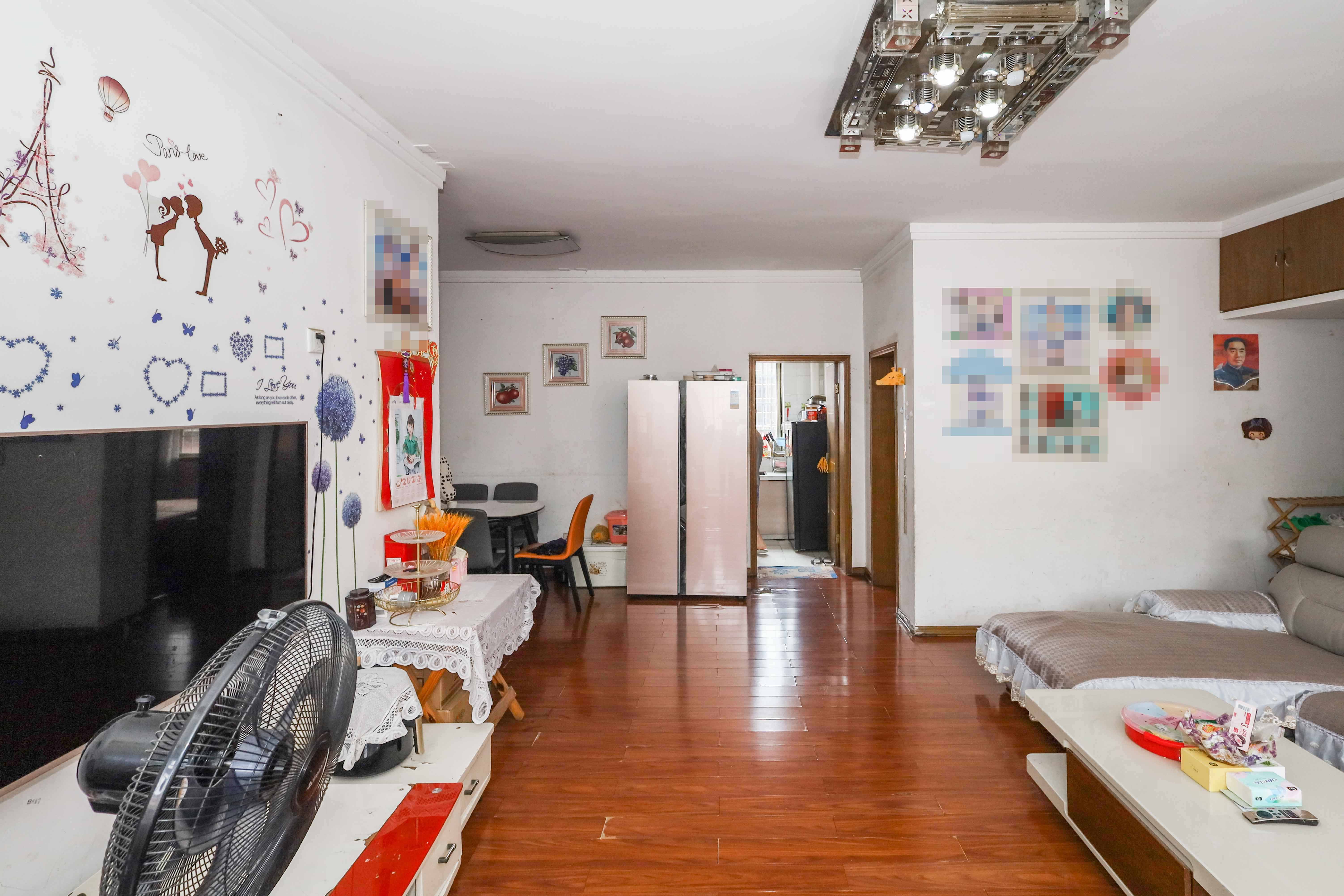 雷锋机电市场一期 3室2厅2卫 75.8万 雷锋机电市场一期 3室2厅2卫 75.8万客厅